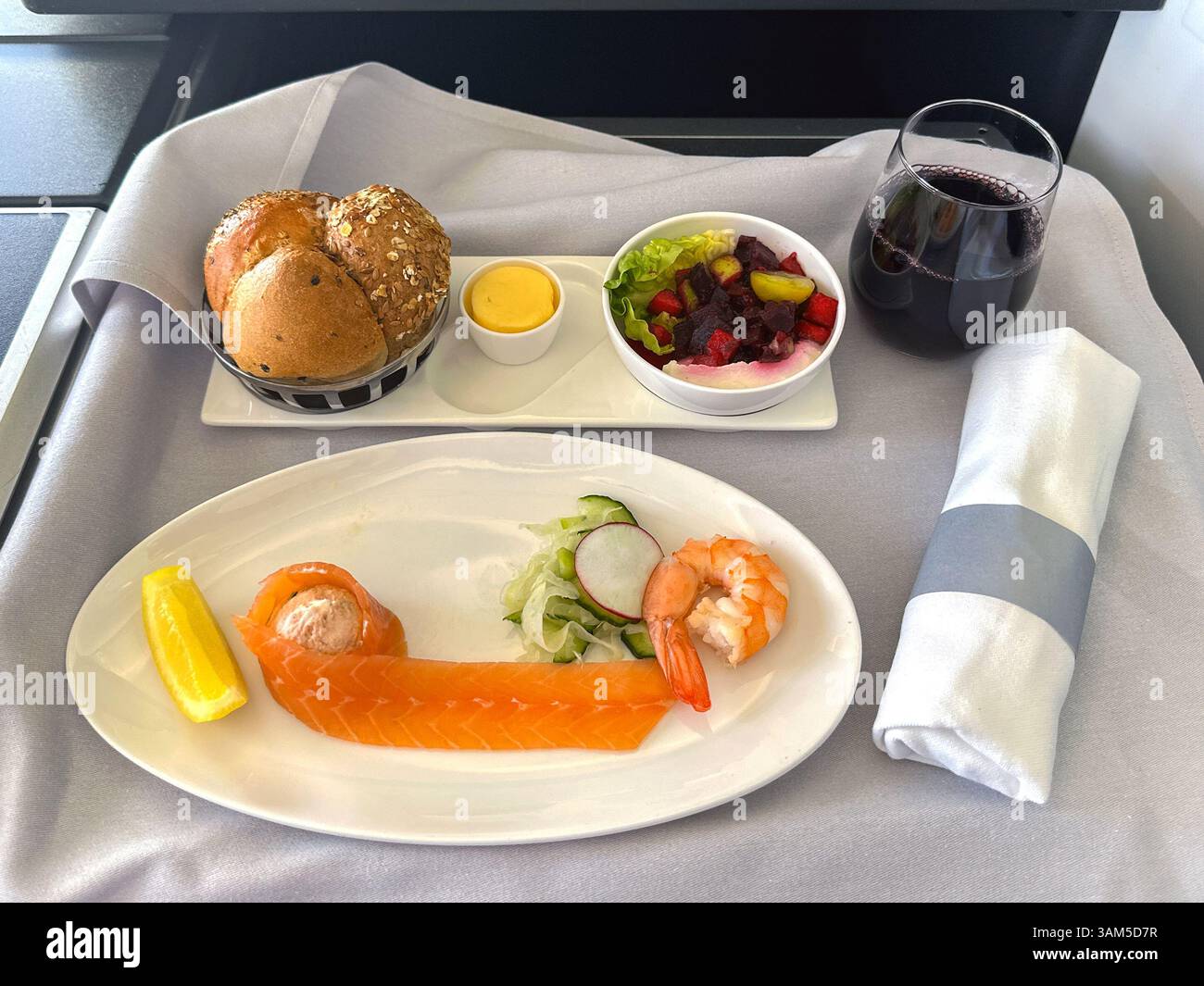 Auf dem Weg von Großbritannien in die USA - 29. April 2024: Vorspeise zum Mittagessen mit Räucherlachs und Garnelen in der Club World Business Class-Kabine auf einem Flug von British Airways Stockfoto