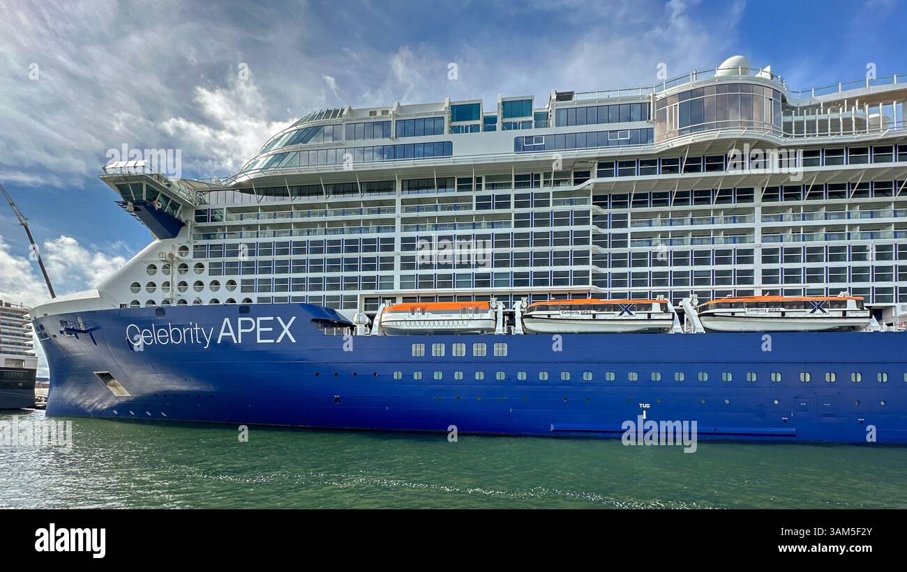 Fort Lauderdale, Florida, USA - 2. Dezember 2023: Seitenansicht des Celebrity Cruises Kreuzfahrtschiffs Celebrity Apex im Hafen von Fort Lauderdale - Smartphone-aufgenommenes Stockfoto