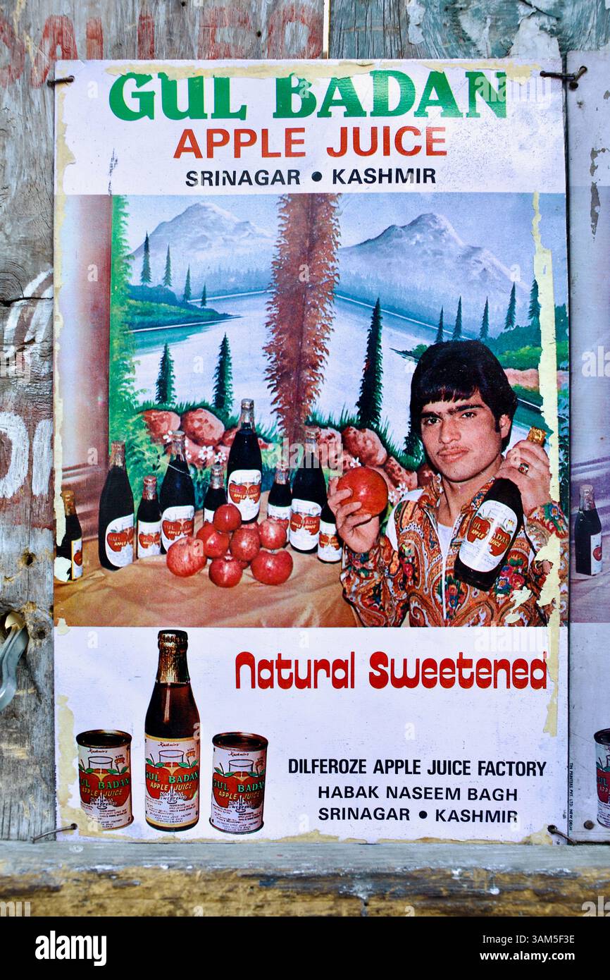 Vintage-Poster mit der Werbung für Gul Badan Apfelsaft aus Srinagar, Kaschmir, auf einer verwitterten Straßenmauer in Leh, Ladakh. Stockfoto