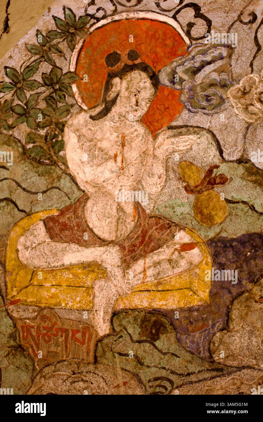 Wandgemälde im Innenhof des Klosters Hemis mit Gagyel, einem Schüler von Milarepa, der in Meditation mit Inschrift unten sitzt. Stockfoto