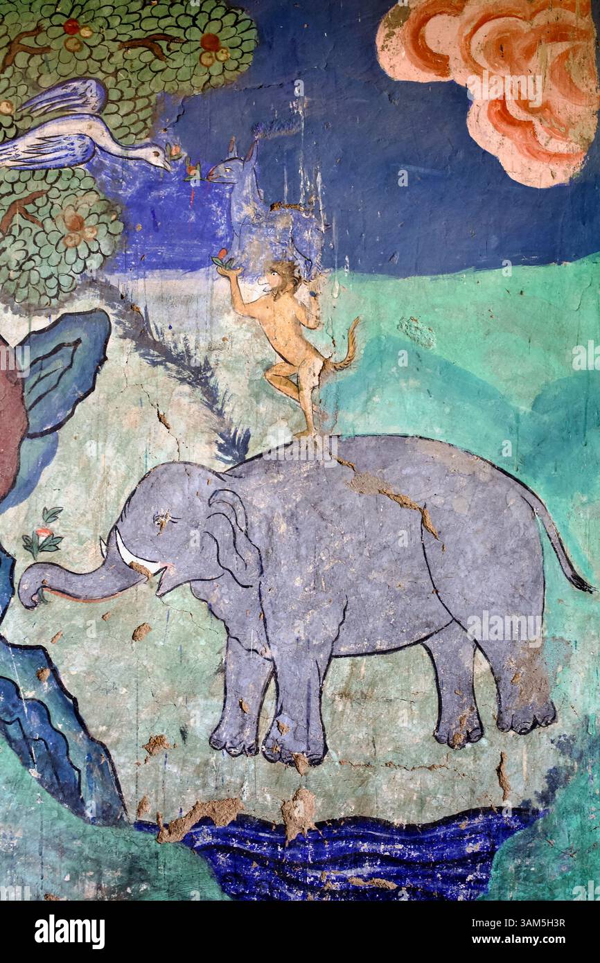 Darstellung der Fabel der vier harmonischen Freunde, die Einheit und Zusammenarbeit symbolisieren, in Wandgemälde im Thiksey Kloster in Ladakh. Stockfoto
