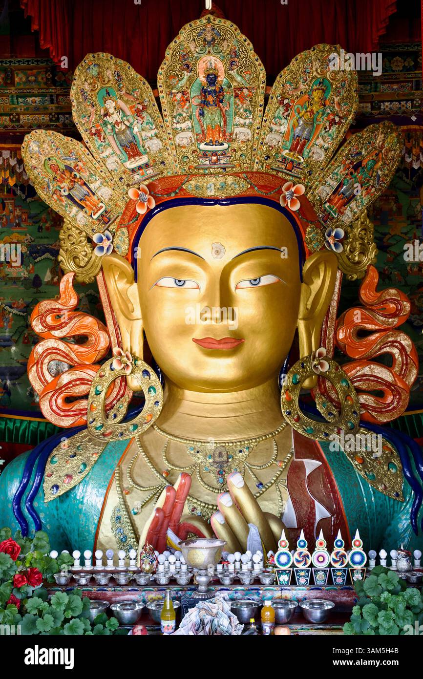 Goldene Maitreya Buddha-Statue im Thiksey Kloster in Ladakh, Indien, in den 1970er Jahren von lokalen Handwerkern unter Nawang Tsering gefertigt. Stockfoto
