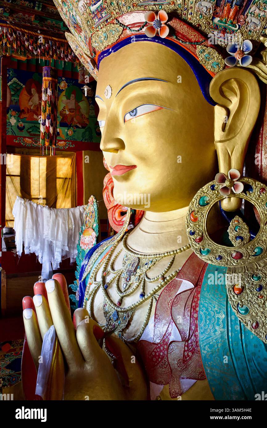 Goldene Maitreya Buddha-Statue im Thiksey Kloster in Ladakh, Indien, in den 1970er Jahren von lokalen Handwerkern unter Nawang Tsering gefertigt. Stockfoto