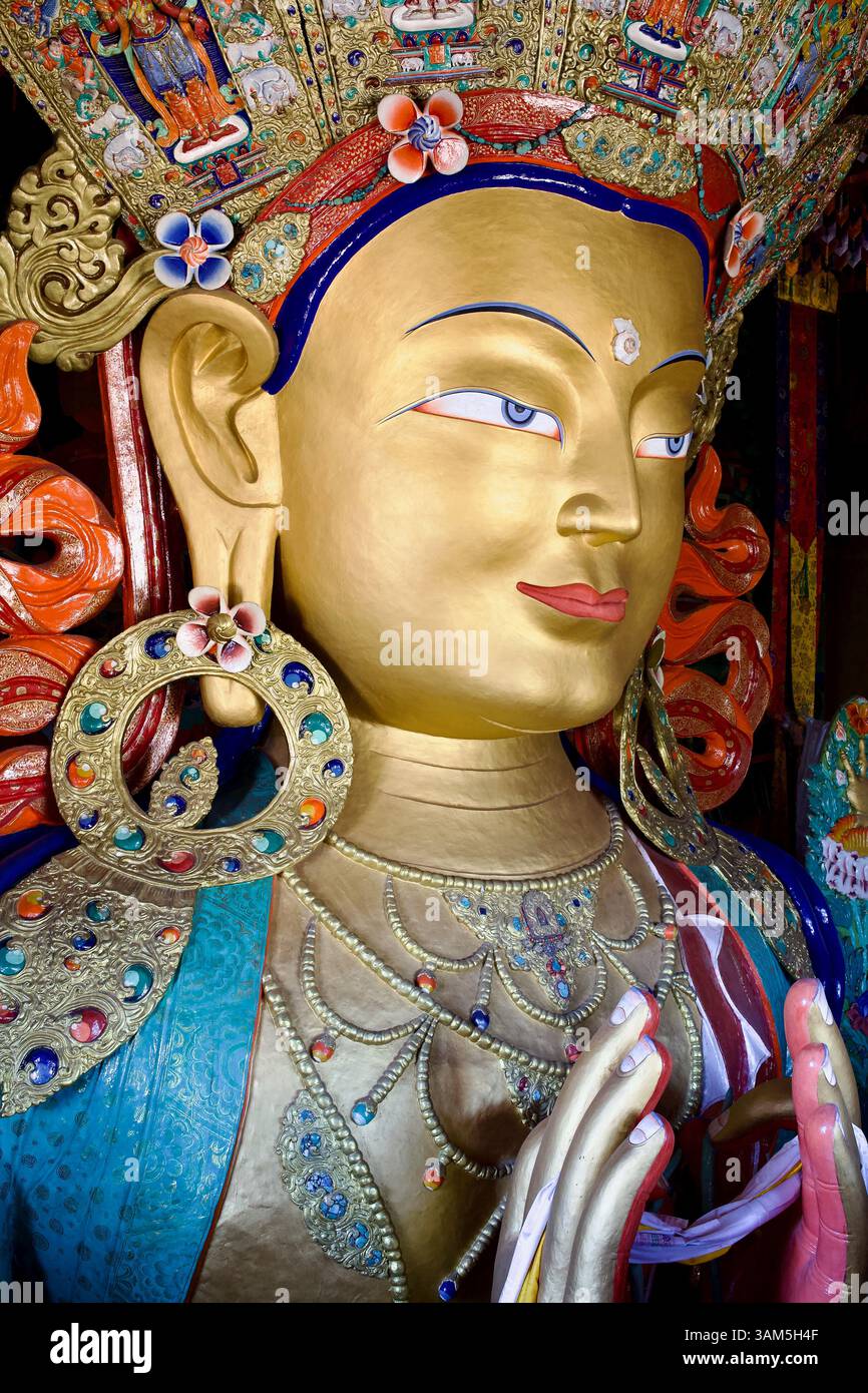 Goldene Maitreya Buddha-Statue im Thiksey Kloster in Ladakh, Indien, in den 1970er Jahren von lokalen Handwerkern unter Nawang Tsering gefertigt. Stockfoto