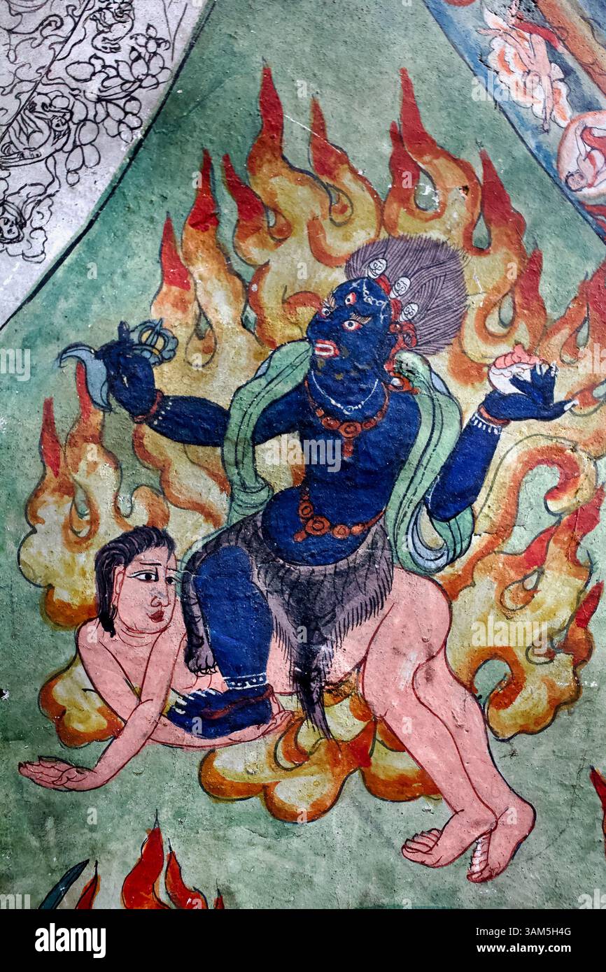 Erbitterte Beschützergottheit, die eine Figur in Flammen trampelt, Thiksey Kloster, Ladakh, Indien. Stockfoto