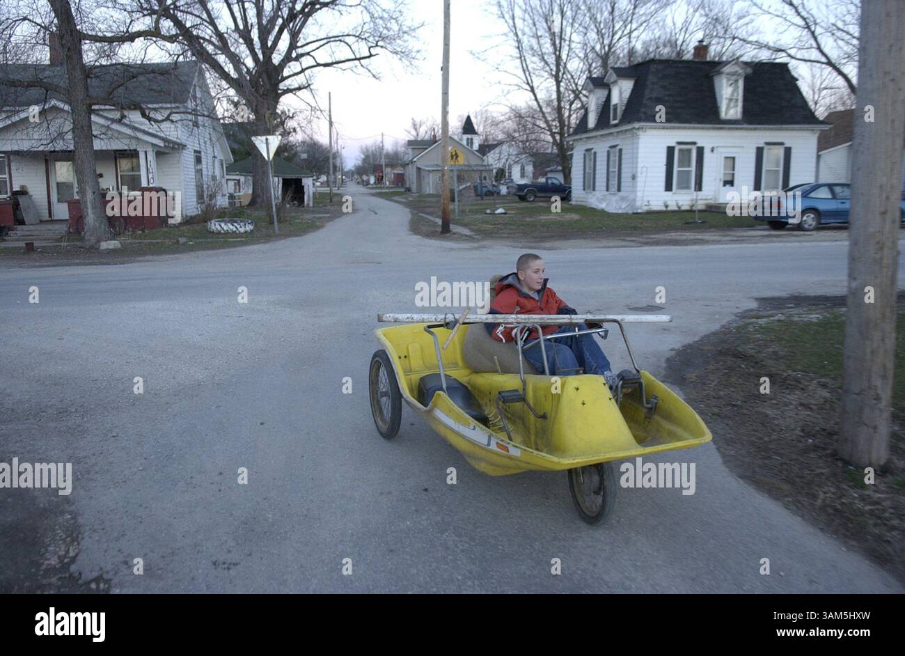 8. März 2005 - USA - KRT US NEWS STORY SLUGGED: TOWNTURNAROUND KRT FOTO VON MICHAEL TERCHA/CHICAGO TRIBUNE (3. April) Keenan Sappington, 13, fährt mit einem umgebauten Paddelboot um Nebo, Illinois. (cdm) 2005 (Bild: © Michael Tercha/mct/ZUMAPRESS.com) Stockfoto