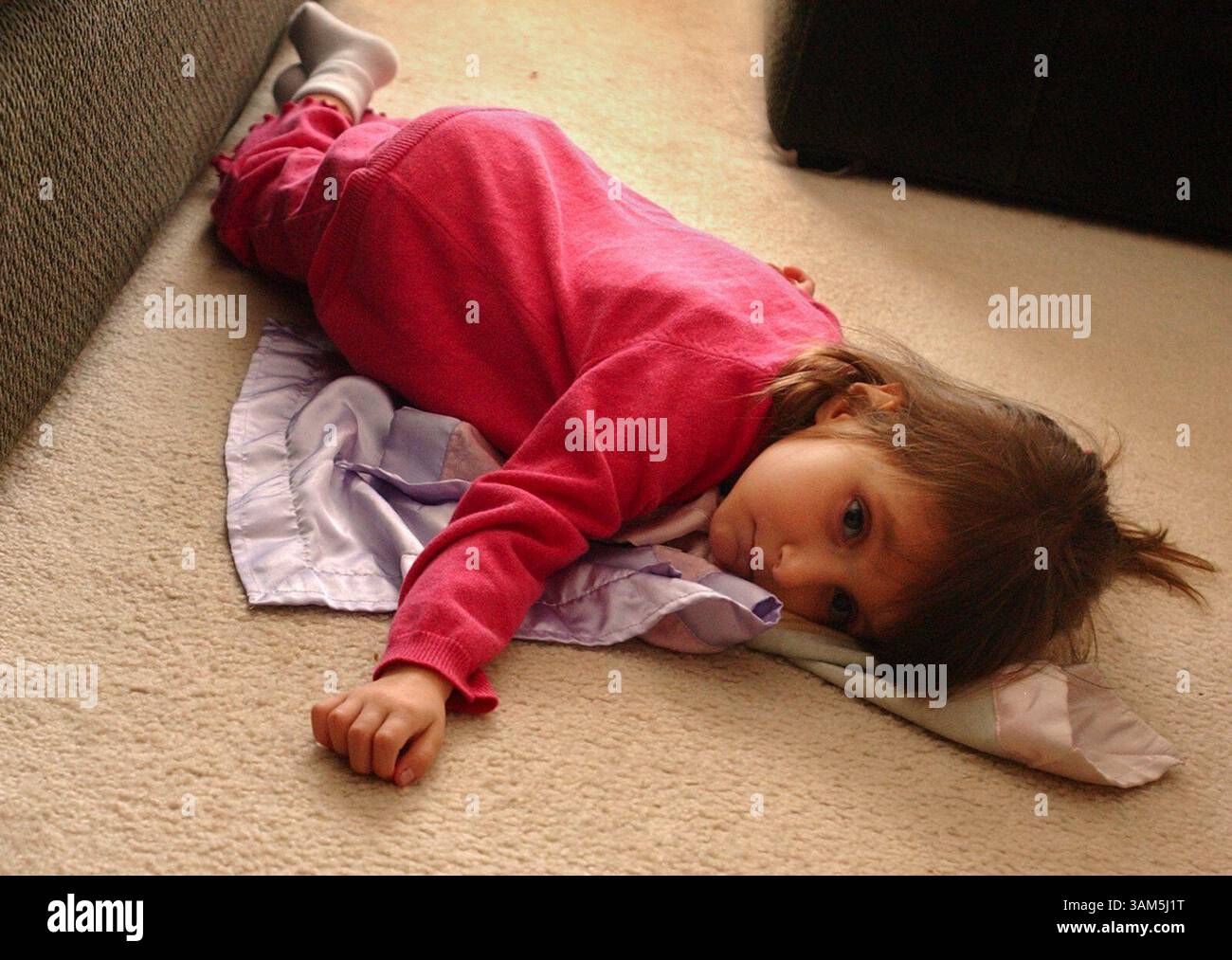 8. März 2005 - USA - KRT US NEWS STORY SLUGGED: MED-BRITTLEBONES KRT FOTO VON KAREN SCHIELY/AKRON BEACON JOURNAL (17. März) Addie Wisniewski, 4, aus Medina, Ohio, leidet an einer seltenen genetischen Störung namens Osteogenesis imperfecta, besser bekannt als spröde Knochenerkrankung. (Mvw) 2005 (Vielfalt) (Bild: © Karen Schiely/mct/ZUMAPRESS.com) Stockfoto