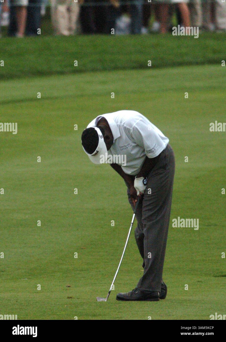 20. März 2005 - USA - KRT SPORTS STORY SLUGGED: GLF-BAYHILL KRT FOTO VON BOBBY COKER/ORLANDO SENTINEL (MIAMI OUT) (20. März) ORLANDO, FL - Vijay Singh reagiert als sein Annäherungsschuss auf das 18. Loch im Wasser während des Bay Hill Invitational am Sonntag, den 20. März 2005. (gsb) 2005 (Bild: © Bobby Coker/mct/ZUMAPRESS.com) Stockfoto