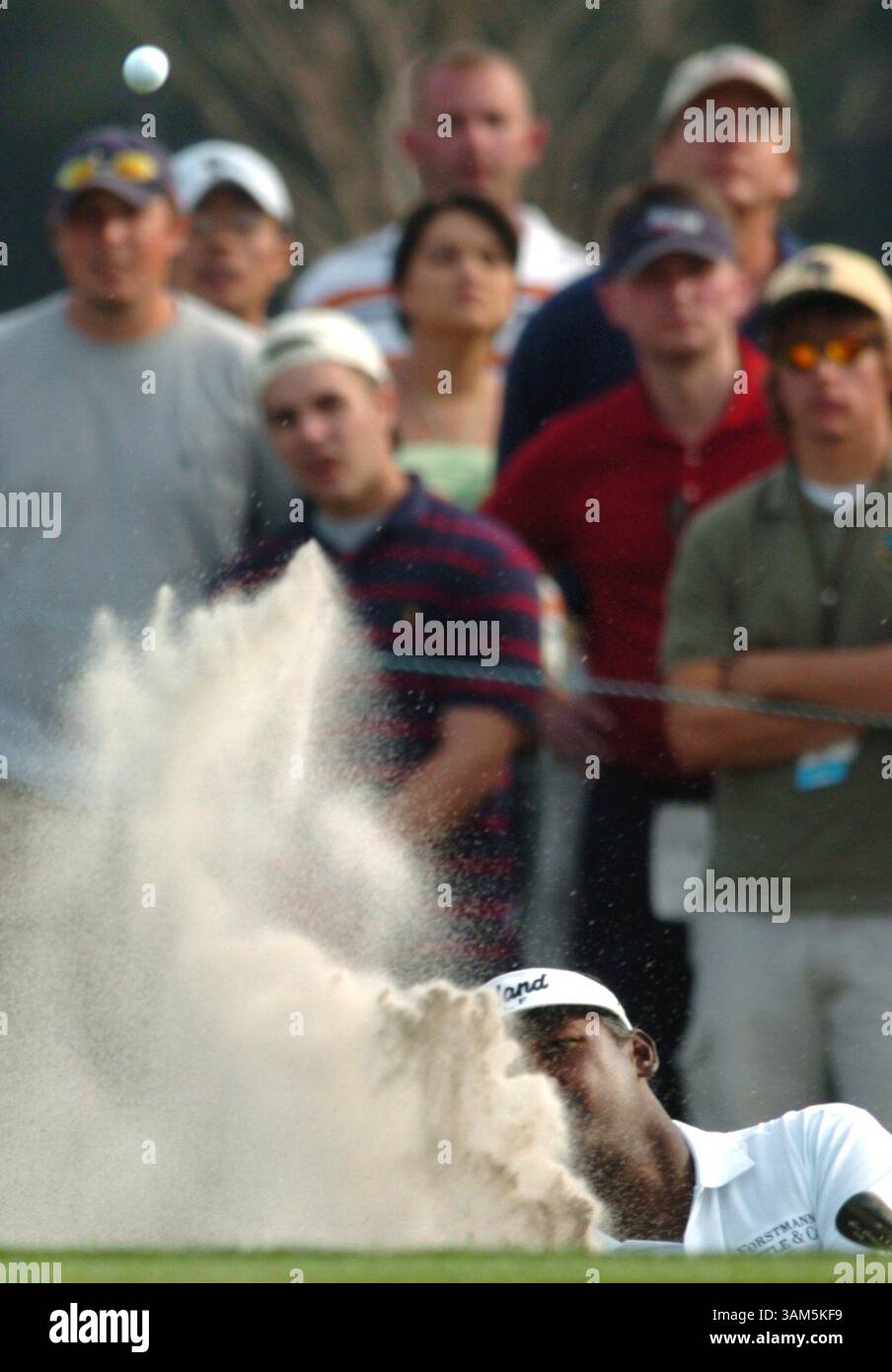 20. März 2005 - USA - KRT SPORTS STORY SLUGGED: GLF-BAYHILL KRT FOTO VON BOBBY COKER/ORLANDO SENTINEL (MIAMI OUT) (20. März) ORLANDO, FL - Vijay Singh sprengt während des Bay Hill Invitational am Sonntag, 20. März 2005 aus einem Bunker. (gsb) 2005 (Bild: © Orlando Sentinel/mct/ZUMAPRESS.com) Stockfoto