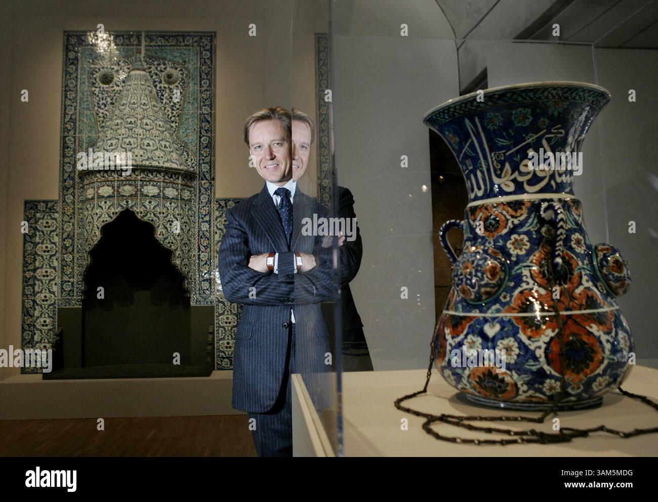29. März 2005 - USA - KEINE MAGIE, KEIN VERKAUF - KRT ENTERTAINMENT STORY SLUGGED: ISLAMICART KRT FOTO VON MICHAEL AINSWORTH/DALLAS MORNING NEWS (7. April) Timothy Potts, Direktor des Kimbell Art Museums in Forth Worth, Texas, wird in einer Ausstellung über islamische Kunst aus dem Victory and Albert Museum gezeigt. (gsb) 2005 (Kreditbild: © Michael Ainsworth/mct/ZUMAPRESS.com) Stockfoto