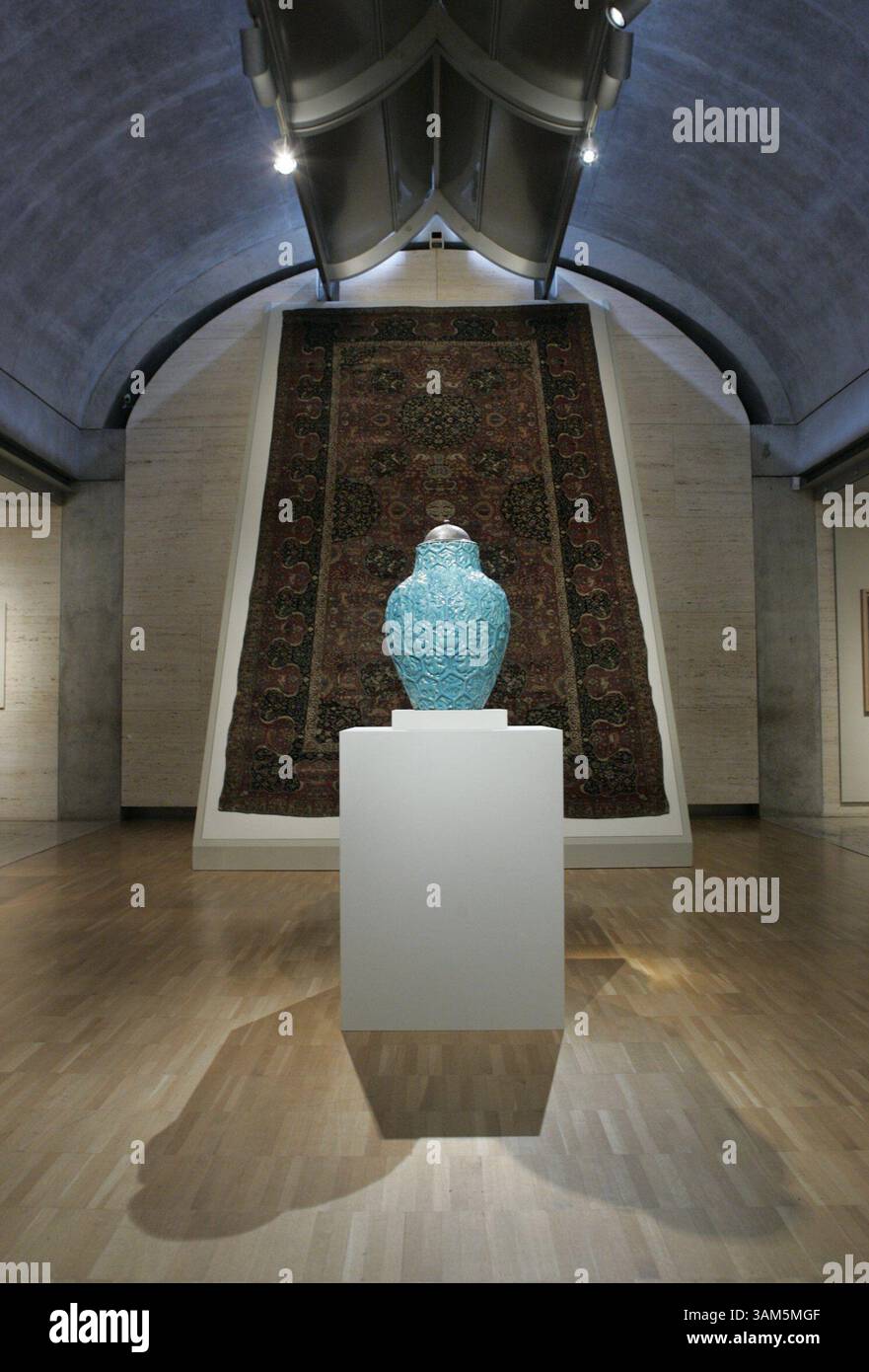 29. März 2005 - USA - KEINE MAGIE, KEIN VERKAUF -- KRT ENTERTAINMENT STORY SLUGGED: ISLAMICART KRT FOTO VON MICHAEL AINSWORTH/DALLAS MORNING NEWS (7. April) Fritware unter farbiger Glasur ist vor dem Chelsea Carpet im Kimbell Art Museum in Forth Worth, Texas ausgestellt, als Teil einer Ausstellung über islamische Kunst aus dem Victory and Albert Museum. (gsb) 2005 (Kreditbild: © Michael Ainsworth/mct/ZUMAPRESS.com) Stockfoto
