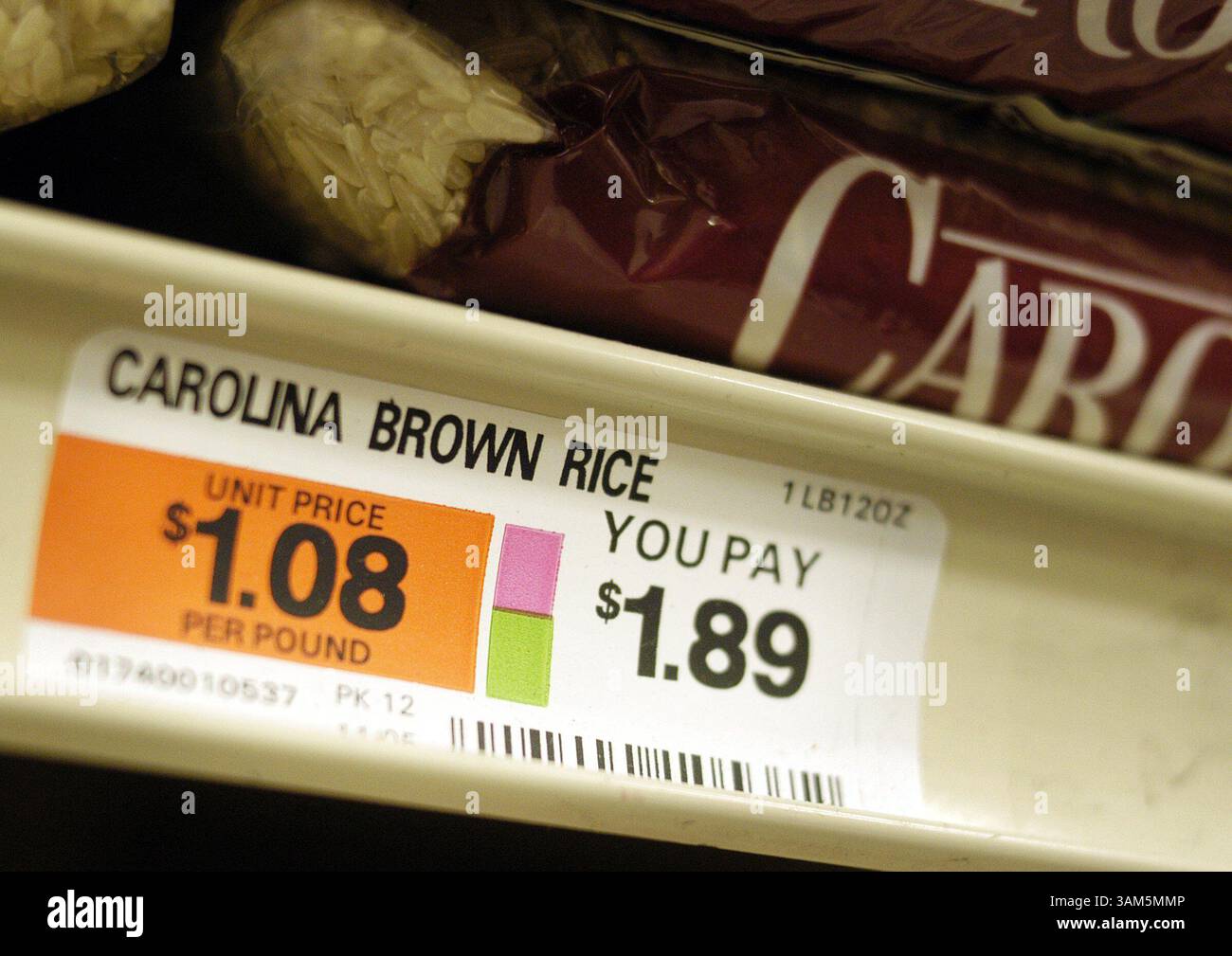 1. April 2005 - USA - KRT US-NACHRICHTENGESCHICHTE SCHLEPPTE: INFLATION KRT FOTO VON WILLIAM THOMAS CAIN/KRT (6. April) Steve Golasa, Mitarbeiter des Bureau of Labor Statistics, überprüft die Preise für Lebensmittel in einem Supermarkt, um die Inflation am 1. April 2005 in Philadelphia, Pennsylvania zu messen. Angesichts der zunehmenden Inflationsängste spielen die Männer und Frauen, die sie für die Bundesregierung herausschnüffeln, eine entscheidende Rolle bei der Funktionsweise der gesamten Wirtschaft. (lde) 2005 (Bild: © William Thomas Cain/mct/ZUMAPRESS.com) Stockfoto