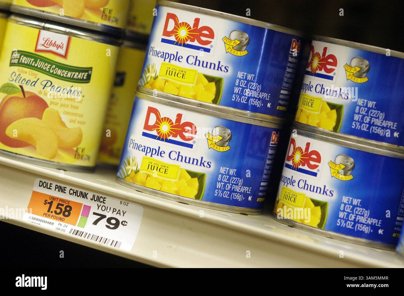 1. April 2005 - USA - KRT US-NACHRICHTENGESCHICHTE SCHLEPPTE: INFLATION KRT FOTO VON WILLIAM THOMAS CAIN/KRT (6. April) Steve Golasa, Mitarbeiter des Bureau of Labor Statistics, überprüft die Preise für Lebensmittel in einem Supermarkt, um die Inflation am 1. April 2005 in Philadelphia, Pennsylvania zu messen. Angesichts der zunehmenden Inflationsängste spielen die Männer und Frauen, die sie für die Bundesregierung herausschnüffeln, eine entscheidende Rolle bei der Funktionsweise der gesamten Wirtschaft. (lde) 2005 (Bild: © William Thomas Cain/mct/ZUMAPRESS.com) Stockfoto