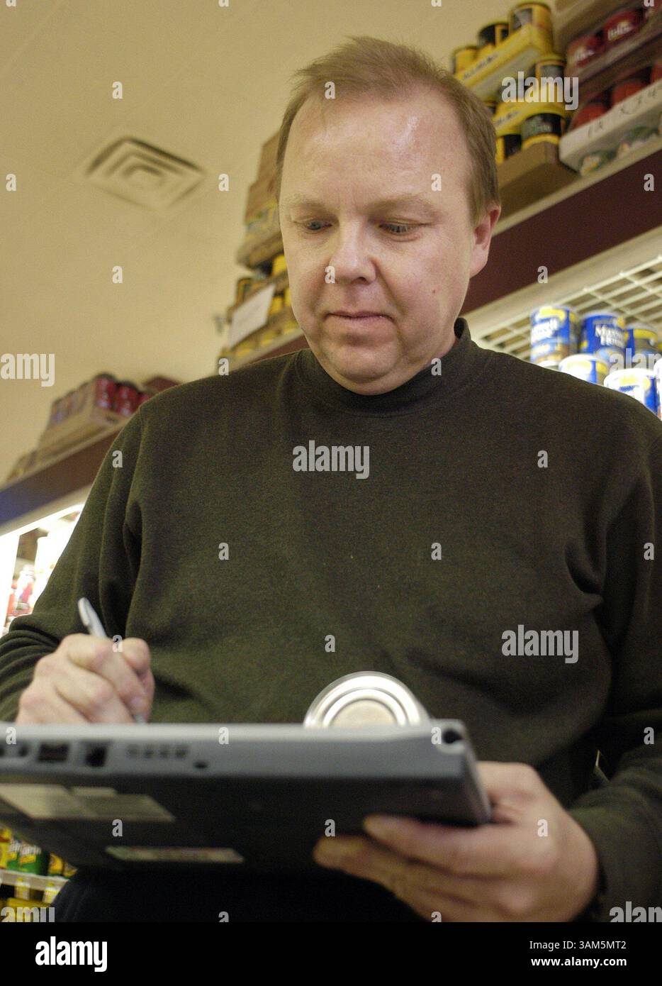 1. April 2005 - USA - KRT US-NACHRICHTENGESCHICHTE SCHLEPPTE: INFLATION KRT FOTO VON WILLIAM THOMAS CAIN/KRT (6. April) Steve Golasa, Mitarbeiter des Bureau of Labor Statistics, überprüft die Preise für Lebensmittel in einem Supermarkt, um die Inflation am 1. April 2005 in Philadelphia, Pennsylvania zu messen. Angesichts der zunehmenden Inflationsängste spielen die Männer und Frauen, die sie für die Bundesregierung herausschnüffeln, eine entscheidende Rolle bei der Funktionsweise der gesamten Wirtschaft. (lde) 2005 (Bild: © William Thomas Cain/mct/ZUMAPRESS.com) Stockfoto