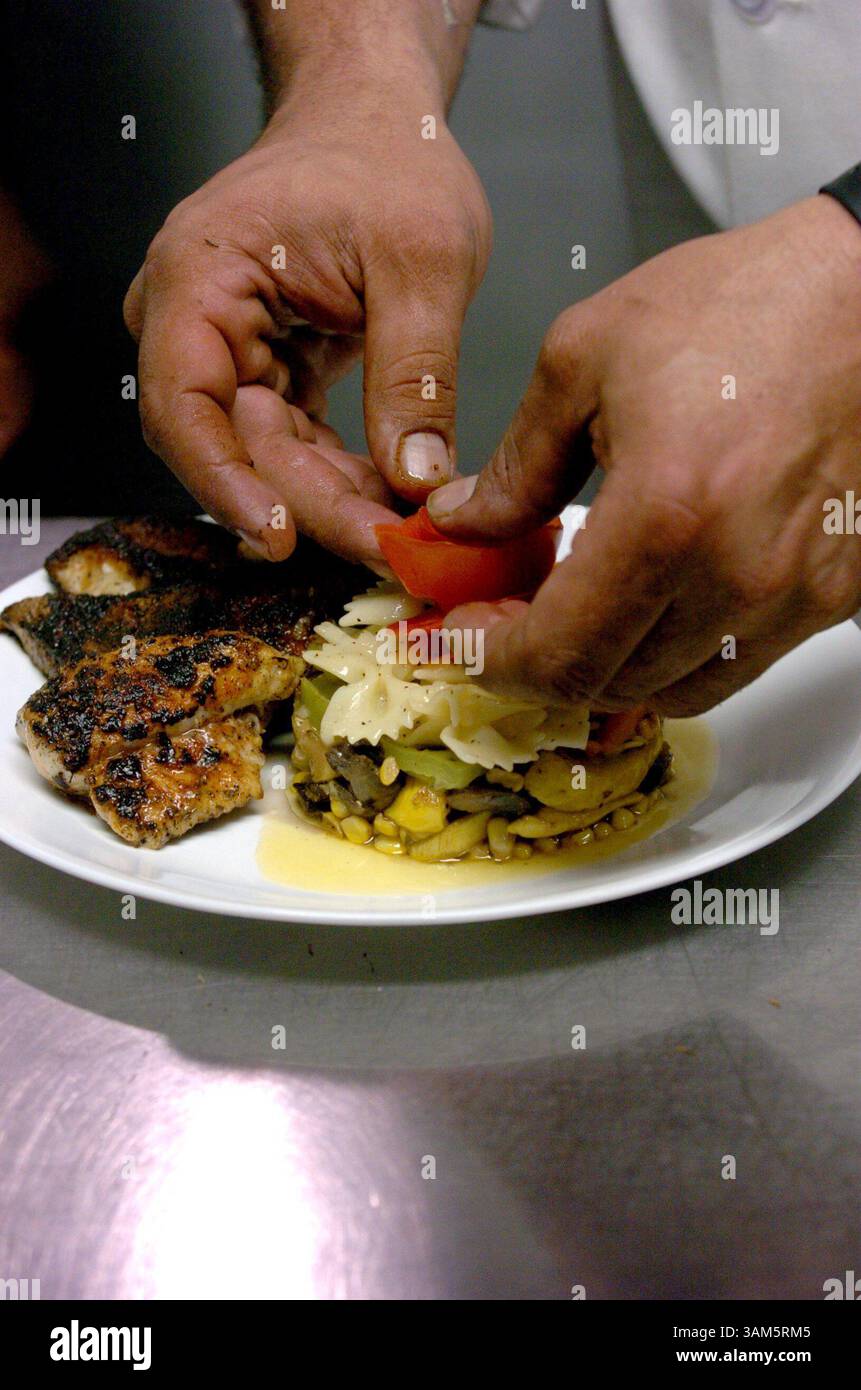 6. April 2005 – USA – KRT LIFESTYLE STORY SLUGGED: NEWVOICES-SHELTERCHEFS KRT FOTO VON MICHAEL LAUGHLIN/SOUTH FLORIDA SUN-SENTINEL (Miami-Out) (16. Mai) „Love Thy NEIGHOR“ Köche im Training lernen, Mahlzeiten zuzubereiten. (jt) 2005 (Vielfalt) (Bild: © Michael Laughlin/mct/ZUMAPRESS.com) Stockfoto