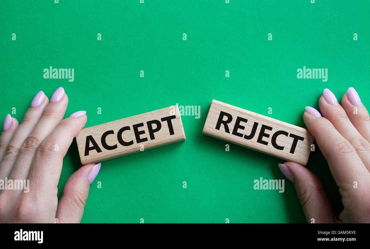 Symbol „Akzeptieren“ oder „Ablehnen“. Konzeptwort Akzeptieren oder Ablehnen auf Holzblöcken. Geschäftsmann Hand. Schöner grüner Hintergrund. Geschäft und Akzeptieren oder Ablehnen c Stockfoto