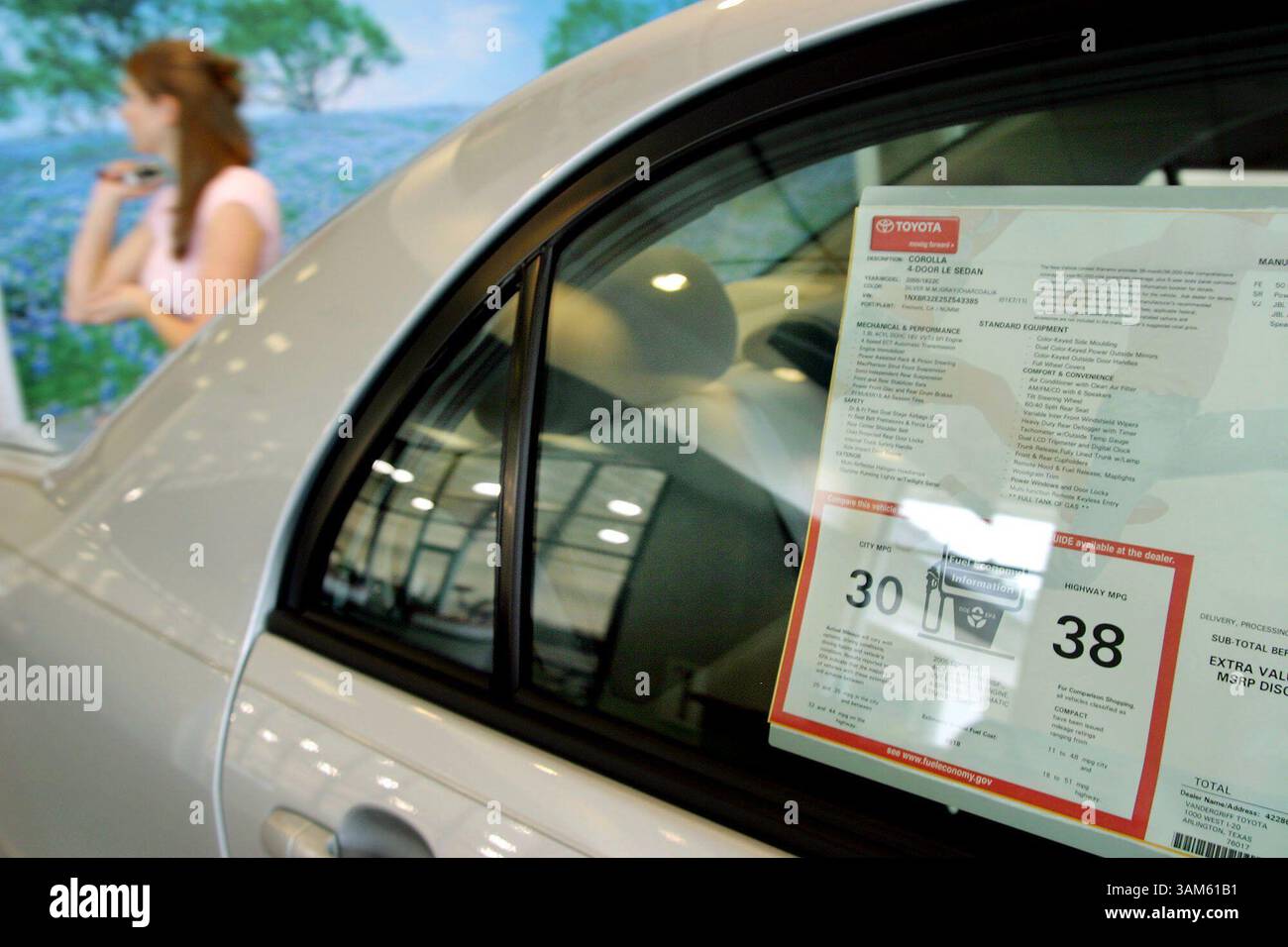 6. Juli 2005 – USA – KRT BUSINESS STORY SLUGGED: AUTO-FUELECONOMY KRT FOTO VON LAURIE L. WARD/FORT WORTH STAR-TELEGRAM (DALLAS OUT) (22. Juli) der EPA-Kilometeraufkleber auf einem Toyota Corolla, ausgestellt am Mittwoch, 6. Juli 2005, im Vandergriff Toyota in Arlington, Texas. (Mvw) 2005 (Bild: © Laurie L. Ward/mct/ZUMAPRESS.com) Stockfoto