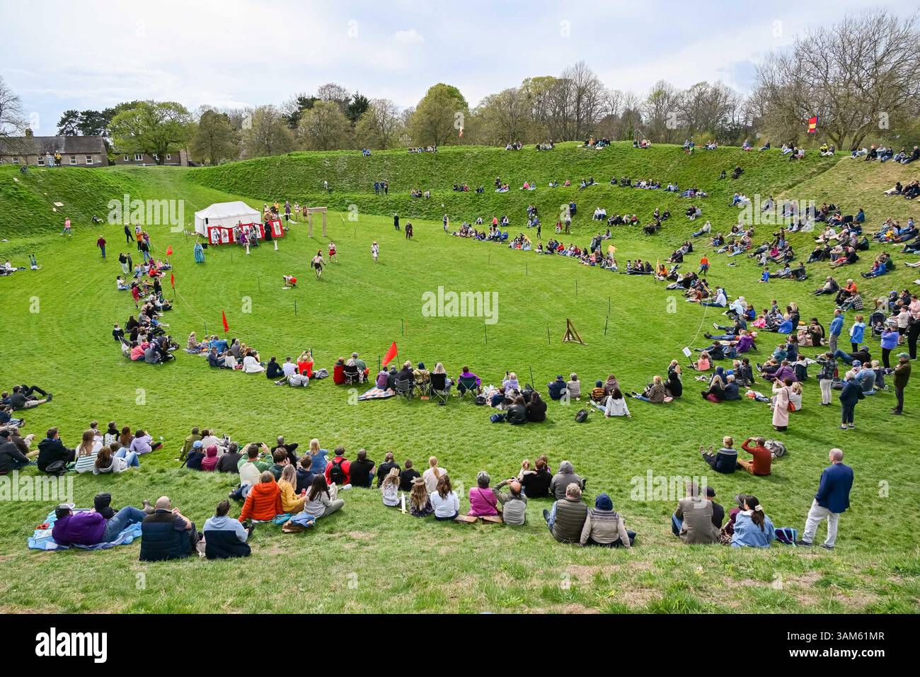 Dorchester, Dorset, Großbritannien. April 2025. Britannia Roman spielt eine Gladiator-Demonstration vor Zuschauern beim Dorchester Roman Festival in Maumbury Rings, Dorchester in Dorset. Die kostenlose Veranstaltung in Maumbury Rings, eine neolithische Henge, die von den Römern um 100 n. Chr. als Amphitheater genutzt wurde, ist Teil einer zweitägigen Veranstaltung, die während der Osterferien an verschiedenen Orten in der Stadt stattfindet. Bildnachweis: Graham Hunt/Alamy Live News Stockfoto