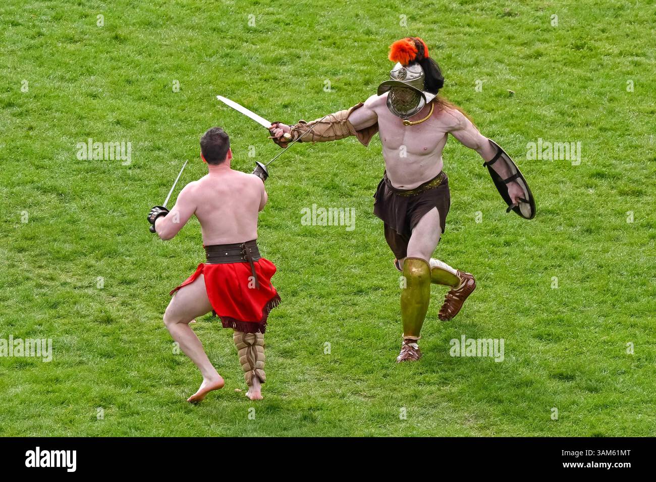 Dorchester, Dorset, Großbritannien. April 2025. Britannia Roman spielt eine Gladiator-Demonstration vor Zuschauern beim Dorchester Roman Festival in Maumbury Rings, Dorchester in Dorset. Die kostenlose Veranstaltung in Maumbury Rings, eine neolithische Henge, die von den Römern um 100 n. Chr. als Amphitheater genutzt wurde, ist Teil einer zweitägigen Veranstaltung, die während der Osterferien an verschiedenen Orten in der Stadt stattfindet. Bildnachweis: Graham Hunt/Alamy Live News Stockfoto