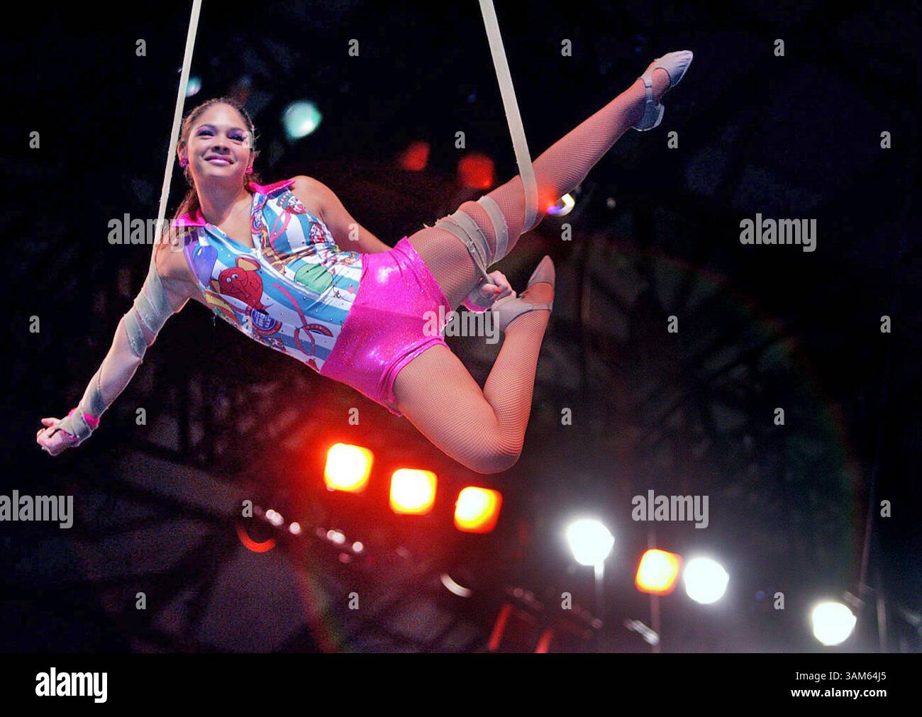 13. Juli 2005 – USA – KRT LIFESTYLE STORY SLUGGED: NEWVOICES-CIRCUSKIDS KRT FOTO VON TAMMY LJUNGBLAD/KANSAS CITY STAR (29. August) Shirley Larible, 16, tritt in den Ringling Brothers und Barnum & Bailey Circus in der Kemper Arena in Kansas City, Missouri auf. Ihr Vater ist der Schlagzeilen-Clown des Zirkus. Selbst bei all den Reisen und Studien, „Ich liebe mein Leben“, sagt sie. (cdm) 2005 (Vielfalt) (Bild: © Kansas City Star/mct/ZUMAPRESS.com) Stockfoto