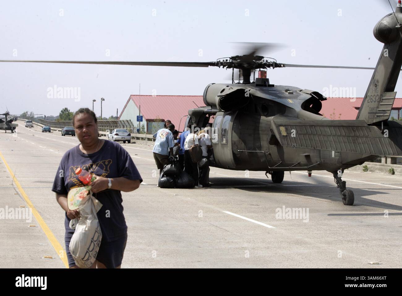31. August 2005 - USA - KEINE MAGIE, KEINE VERKÄUFE -- KRT US-NEWS-STORY SCHLEPPTE: WEA-KATRINA KRT FOTO VON IRWIN THOMPSON/DALLAS MORNING NEWS (August 31) NEW ORLEANS, LA-- Karen Robinson wurde von einem Militärhubschrauber abgewiesen, der Menschen aus ihrer Nachbarschaft evakuierte, am Mittwoch, 31. August 2005, in New Orleans, Louisiana. (gsb) 2005 (Kreditbild: © Irwin Thompson/mct/ZUMAPRESS.com) Stockfoto