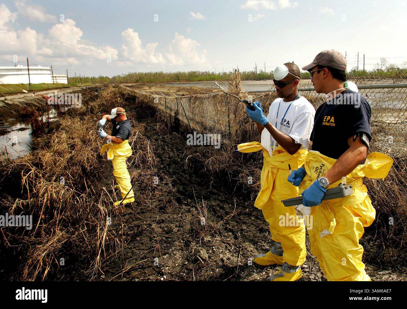 11. September 2005 - USA - KRT US-NEWS STORY SCHLEPPTE: WEA-KATRINA- KRT FOTO VON KHAMPHA BOUAPHANH/FORT WORTH STAR-TELEGRAMM (DALLAS OUT) (12. September) CHALMETTE, LA -- T.J. Sevario von U.S. Environmental Services nimmt Bodenproben auf, während die EPA-Auftragnehmer Kirk Russell, Center, und Joon Choi die Koordinaten in Chalmette, Louisiana, am Montag, 12. September 2005 aufzeichnen. Öl aus Murphy-Öl ist ausgelaufen und vermischt mit Hochwasser, das durch den Hurrikan Katrina verursacht wurde. (cic) 2005 (Bild: © Khampha Bouaphanh/mct/ZUMAPRESS.com) Stockfoto