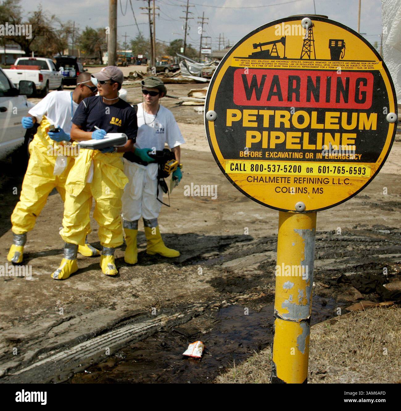 11. September 2005 - USA - KRT US-NEWS STORY SCHLEPPTE: WEA-KATRINA- KRT-FOTO VON KHAMPHA BOUAPHANH/FORT WORTH STAR-TELEGRAMM (DALLAS OUT) (12. September) CHALMETTE, LA -- EPA-Auftragnehmer (von links) Kirk Russell, Joon Choi und Jeff McCully zeichnen die Koordinaten der Entnahme einer Bodenprobe in CHALMETTE, Louisiana, am Montag, 12. September 2005 auf. Ein Leck in einer nahegelegenen Ölraffinerie war Teil der Verunreinigungen in den Hochwasser, die durch den Hurrikan Katrina verursacht wurden. (cic) 2005 (Bild: © Khampha Bouaphanh/mct/ZUMAPRESS.com) Stockfoto