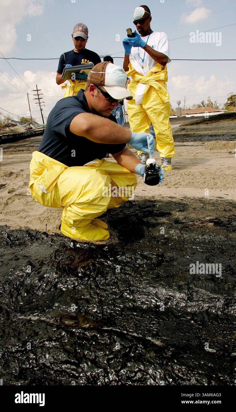 11. September 2005 - USA - KRT US-NEWS STORY SCHLEPPTE: WEA-KATRINA KRT FOTO VON KHAMPHA BOUAPHANH/FORT WORTH STAR-TELEGRAMM (DALLAS OUT) (12. September) CHALMETTE, LA -- T.J. Sevario (Mitte) vom U.S. Environmental Services nimmt Bodenproben auf, während die EPA-Auftragnehmer Kirk Russell, rechts, und Joon Choi die Koordinaten in Chalmette, Louisiana, am Montag, 2005, aufzeichnen. Öl aus Murphy-Öl ist ausgelaufen und vermischt mit Hochwasser, das durch den Hurrikan Katrina verursacht wurde. (cic) 2005 (Bild: © Khampha Bouaphanh/mct/ZUMAPRESS.com) Stockfoto