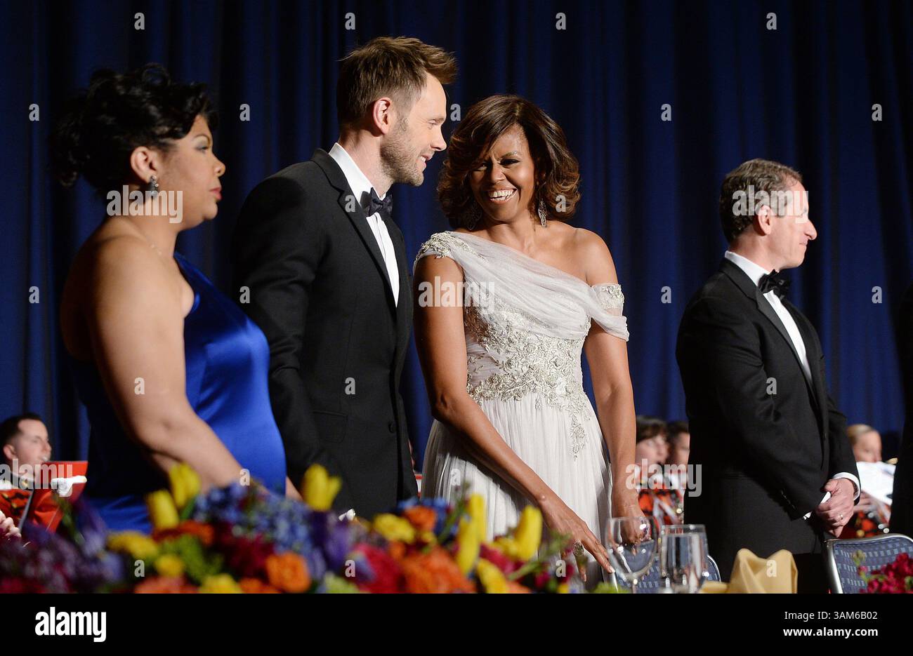 4. Mai 2014: Washington, District of Columbia, USA S - First Lady Michelle Obama und der Komiker Joel McHale lachen auf der Bühne bei der jährlichen Gala der White House Correspondents Association im Washington Hilton Hotel, 3. Mai 2014 in Washington, DC. (Bild: © Prensa Internacional/ZUMAPRESS.com) Stockfoto