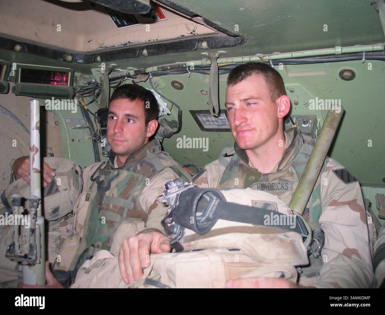 25. September 2005 - USA - KRT WORLD NEWS STORY SCHLEPPTE: USIRAQ-SCHARFSCHÜTZE KRT FOTO VON TOM LASSETER/KRT (29. September) (von links) Sgt. Hunter Sabin und Stab Sgt. Donnie Hendricks - Mitglieder eines Scharfschützenteams der 3. Infanteriedivision - sitzen auf dem Rücksitz eines Bradley Kampffahrzeugs, auf dem Weg zu einer Mission in Muqdadiyah diese Woche abgesetzt zu werden. Militärkommandeure in Bagdad und Washington D.C. sagen, dass in vier irakischen Provinzen 85 Prozent der täglichen Angriffe stattfinden, während eine relativ niedrige Angriffsrate in den 14 anderen Provinzen des Irak ein Beweis dafür ist, dass der Aufstand auf den Knien liegt. Muq Stockfoto