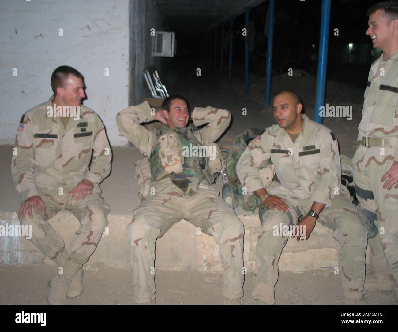 25. September 2005 - USA - KRT WORLD NEWS STORY SLUGGED: USIRAQ-SCHARFSCHÜTZE KRT FOTO VON TOM LASSETER/KRT (29. September) (von links) Staff Sgt. Donnie Hendricks, Sgt. Hunter Sabin, Sgt. Antonio Molina und Sgt. Justin Thomas sitzen an ihrer Basis in Muqdadiyah und warten auf einen LKW, der sie abholt und absetzt. Militärkommandeure in Bagdad und Washington D.C. sagen, dass in vier irakischen Provinzen 85 Prozent der täglichen Angriffe stattfinden, während eine relativ niedrige Angriffsrate in den 14 anderen Provinzen des Irak ein Beweis dafür ist, dass der Aufstand auf den Knien liegt. Muqdadiyah ist in einer dieser 14 Provinzen, D. Stockfoto