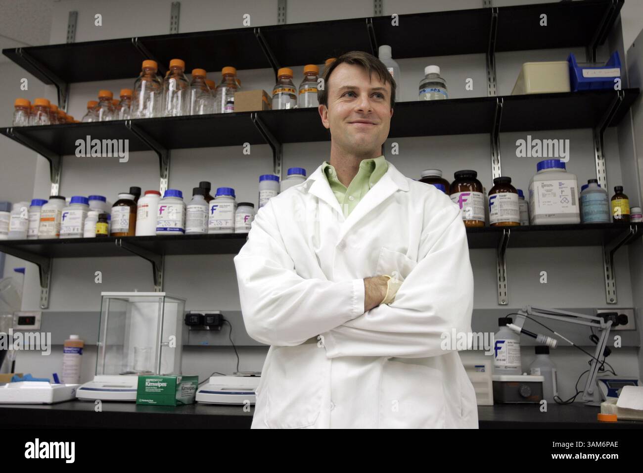 4. November 2005 - USA - KRT US NEWS STORY SLUGGED: SCI-FINANZIERTE KRT FOTO VON DAVID SWANSON/PHILADELPHIA INQUIRER (14. November) John Wherrys Forschungsteam am teh Wistar Institute in Phialdelphia, Pennsylvania, gewann einen fünfjährigen Zuschuss von 9,5 Millionen US-Dollar von den National Institutes of Health, um die Auswirkungen der Grippe auf ältere Menschen zu untersuchen. (lde) 2005 (Bild: © David Swanson/mct/ZUMAPRESS.com) Stockfoto
