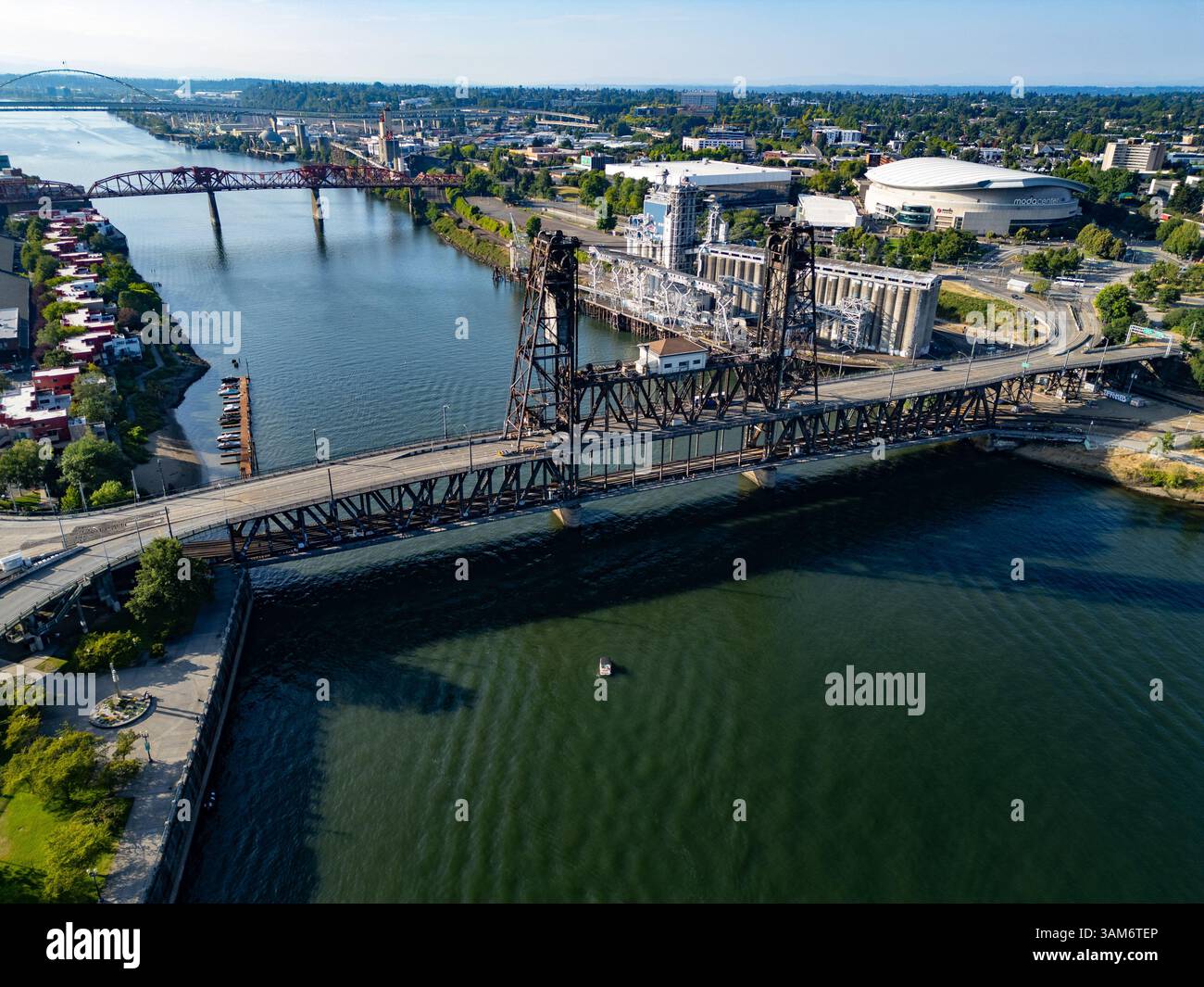 Stahlbrücke über den Willamette River, Portland, Oregon, USA Stockfoto
