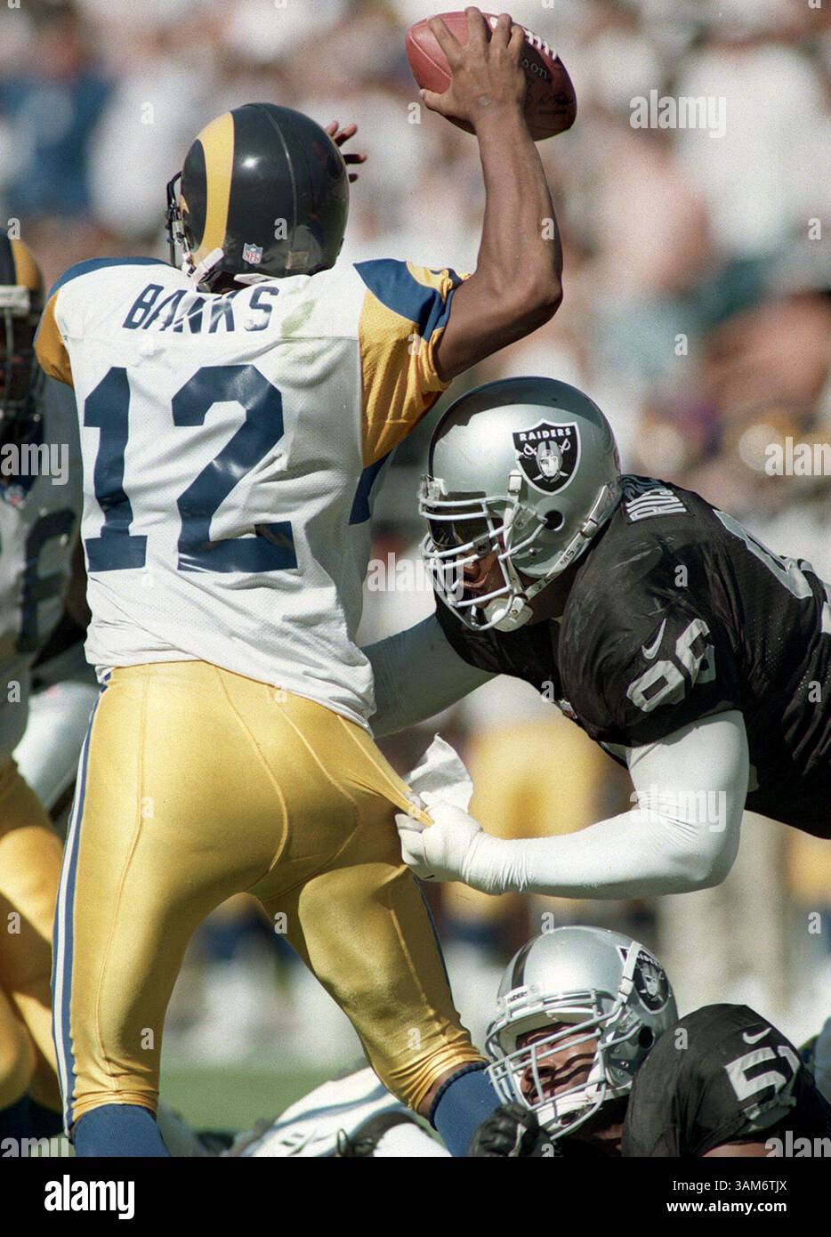 28. September 1997 - USA - Oakland Raider Darrell Russell (96) schnappt sich das Trikot von Los Angeles Rams Quarterback Tony Banks in diesem Dateifoto vom 28. September 1997 in Oakland, Kalifornien. Darrell Russell, ein zweimaliger Pro Bowler und südkalifornischer Verteidigungsstreitmann, starb bei einem Autounfall am frühen Donnerstag, dem 15. Dezember 2005. (BOB PEPPING/CONTRA COSTA/KRT) (Kreditbild: © Bob Pepping/mct/ZUMAPRESS.com) Stockfoto