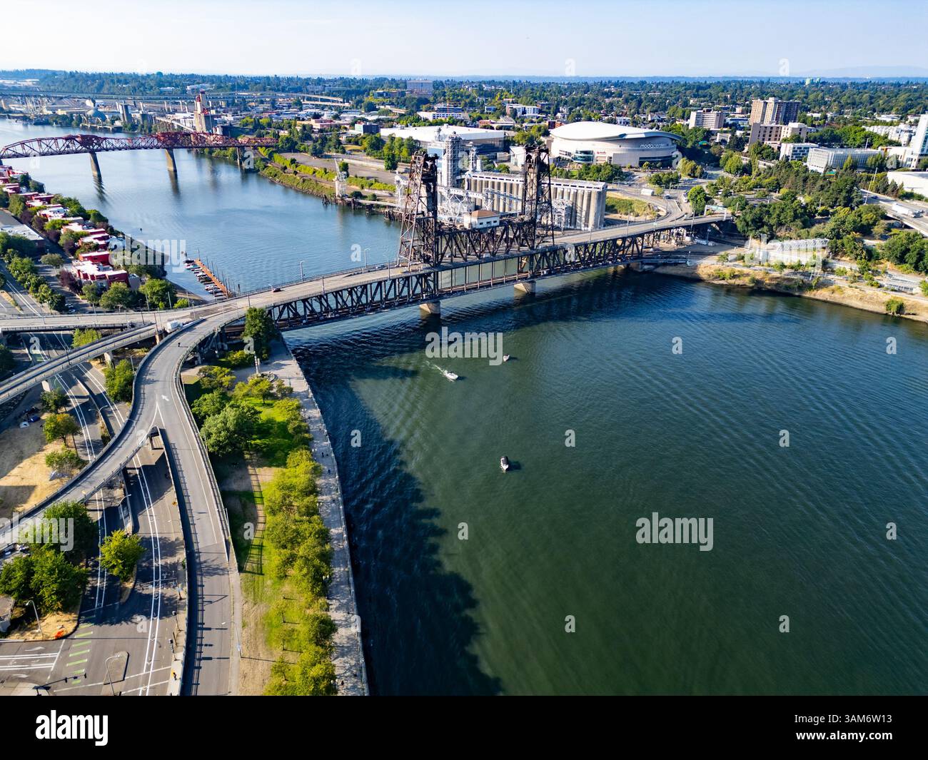 Stahlbrücke über den Willamette River, Portland, Oregon, USA Stockfoto