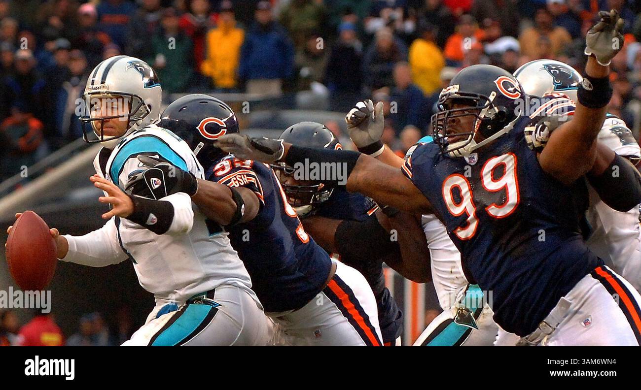 20. November 2005 – USA – KRT SPORTS STORY SLUGGED: FBN-PANTHERS-BEARS KRT FOTO VON PATRICK SCHNEIDER/CHARLOTTE OBSERVER (20. November) CHICAGO, IL – Carolina Panthers Quarterback Jake Delhomme (links) wird von Chicago Bears Defensive End Adewale Ogunleye entlassen. Die Bears besiegten die Panthers mit 13:3, am Sonntag, den 20. November 2005, im Soldier Field in Chicago, Illinois. (cdm) 2005. (Kreditbild: © Patrick Schneider/mct/ZUMAPRESS.com) Stockfoto