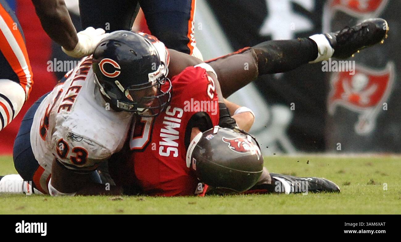 27. November 2005 - USA - KRT SPORTS STORY SLUGGED: FBN-BEARS-BUCS KRT FOTO VON GARY W. GREEN/ORLANDO SENTINEL (MIAMI OUT) (27. November) TAMPA, FL - Chicago Bears Defensive End Adewale Ogunleye (93) verlässt Tampa Bay Quarterback Chris Simms im vierten Quartal. Die Bears besiegten die Buccaneers mit 10:13, am Sonntag, den 27. November 2005, im Raymond James Stadium in Tampa, Florida. (cdm) 2005 (Bild: © Gary W. Green/mct/ZUMAPRESS.com) Stockfoto