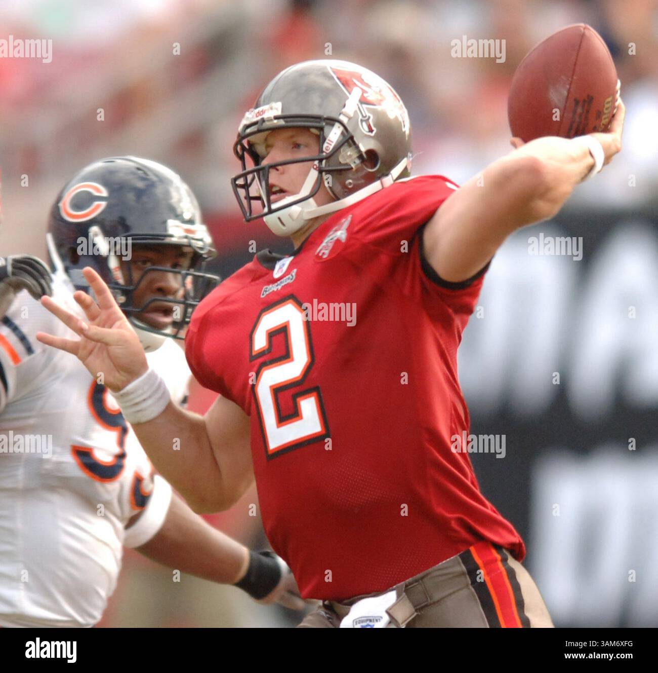 27. November 2005 - USA - KRT SPORTS STORY SLUGGED: FBN-BEARS-BUCS KRT FOTO VON GARY W. GREEN/ORLANDO SENTINEL (MIAMI OUT) (27. November) TAMPA, FL - Chicago Bears Defensive End Adewale Ogunleye (93) drückt Tampa Bay Buccaneers Quarterback Chris Simms (2) während der zweiten Halbzeit. Die Bears besiegten die Buccaneers mit 10:13, am Sonntag, den 27. November 2005, im Raymond James Stadium in Tampa, Florida. (cdm) 2005 (Bild: © Gary W. Green/mct/ZUMAPRESS.com) Stockfoto