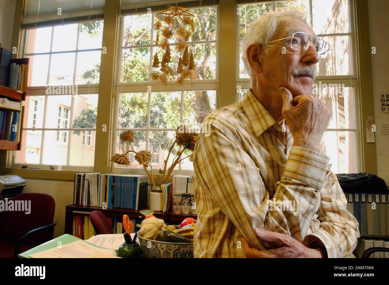 3. November 2005 – USA – der Biologieprofessor Bruce Ames, Berkeley, entschied sich für ein Labor am Children's Hospital Oakland Research Institute, als er am Donnerstag, den 3. November 2005, die Hälfte seines Laborplatzes an der UC Berkeley in Oakland, Kalifornien verlor. (Di. Nam Ton/Contra Costa Times/KRT) (Kreditbild: © Di. Nam Ton/mct/ZUMAPRESS.com) Stockfoto