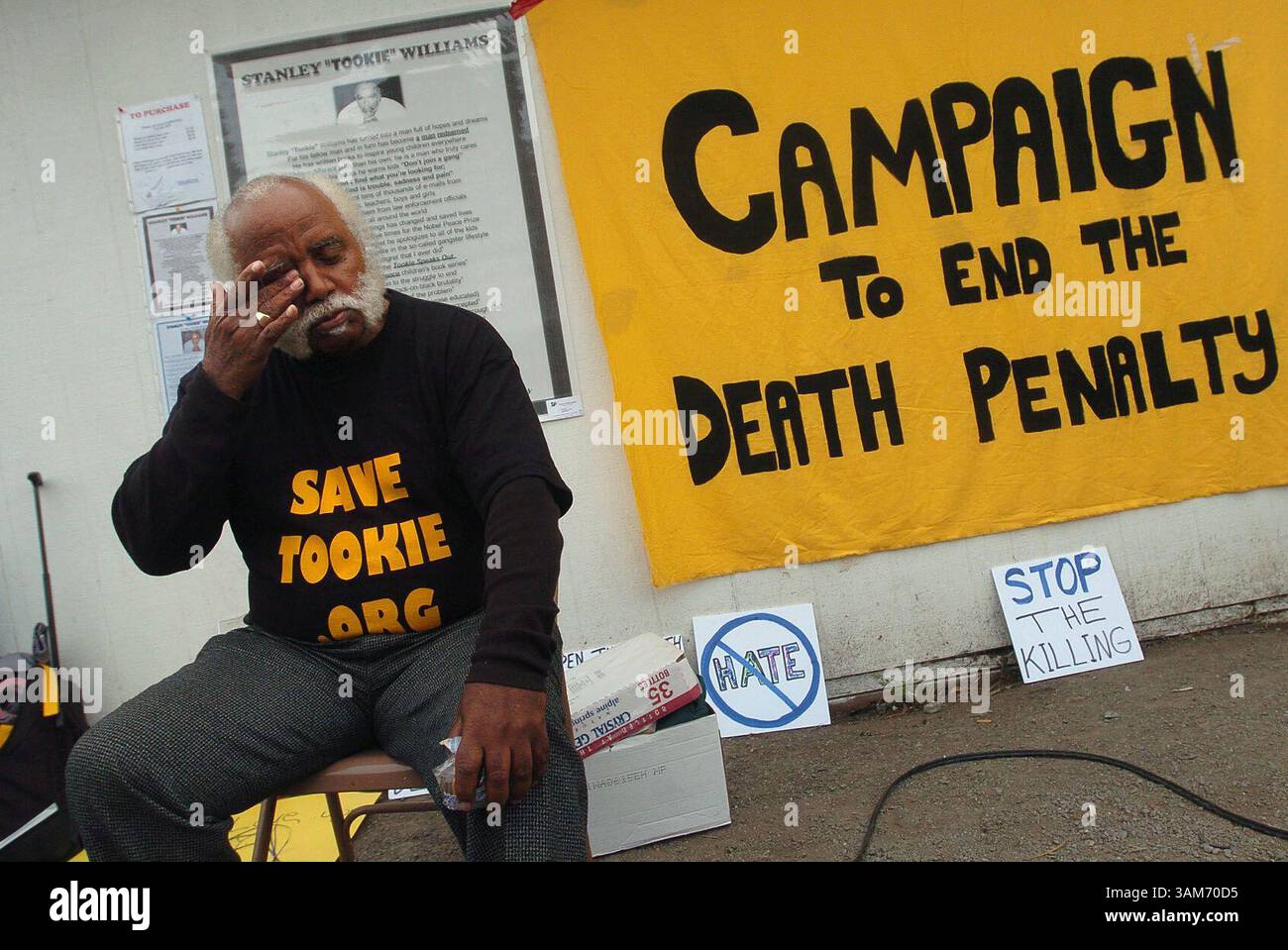 12. Dezember 2005 - USA - KRT US-NACHRICHTENGESCHICHTE SCHLEPPTE: TOOKIEWILLIAMS KRT FOTO VON DAN HONDA/CONTRA COSTA TIMES (12. Dezember) SAN QUENTIN, CA--Fred Davis Jackson aus North Richmond, Kalifornien, setzt seine Mahnwache trotz schlechter Nachrichten den ganzen Morgen fort, um Stanley ''Tookie'' Williams vor den Toren des San Quentin State Prison in San Quentin, Kalifornien am Montag, Kalifornien, 12. Dezember 2005, Kalifornien, zu retten. Williams soll kurz nach Mitternacht am Dienstag hingerichtet werden, und da Gouverneur Schwarzeneggers Entscheidung, keine Gnade zu gewähren, scheint Jacksons Mahnwache eine verlorene Sache zu sein. (jr) 2005 (Kreditbild Stockfoto