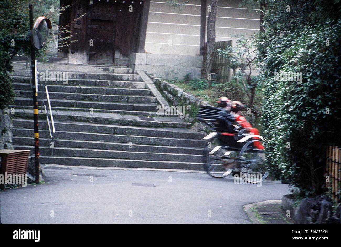 12. Dezember 2005 - USA - zwei Geishas in einer Rikscha verschwinden um eine Ecke genauso flüchtig wie im Gion-Viertel in Kyoto, Japan. Geisha kann man in dieser Gegend immer noch gelegentlich sehen, obwohl die elegant schönen Frauen, einst soziale Begleiter der angesehenen japanischen Männer, keine prominente Rolle mehr in der japanischen Kultur spielen. (Anne Chalfant/Contra Costa Times/KRT) (Kreditbild: © Anne Chalfant/mct/ZUMAPRESS.com) Stockfoto