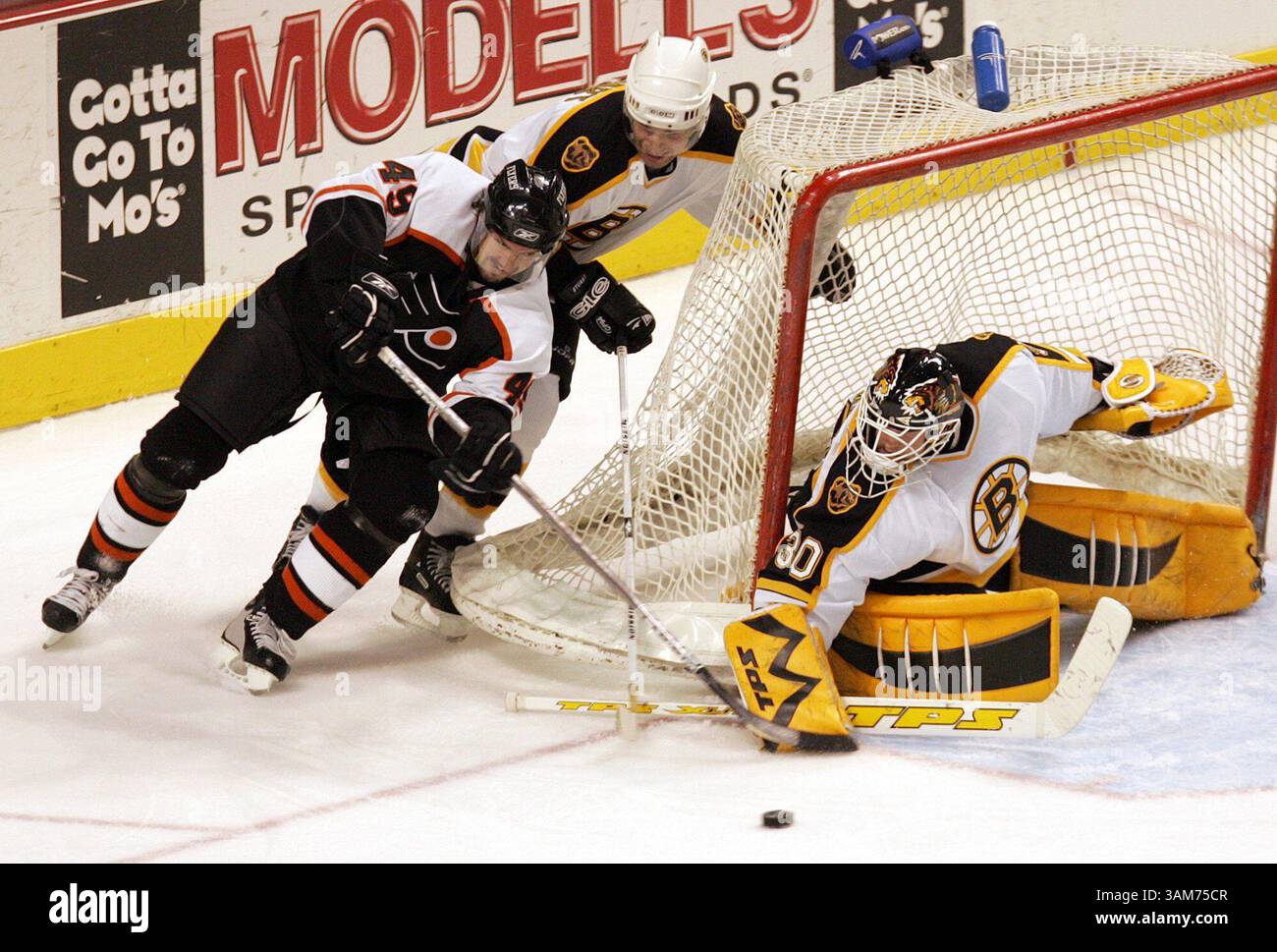 19. Januar 2006: Brian Savage und Brad Stuart der Philadelphia Flyers und Brad Stuart der Boston Bruins kämpfen um den Puck hinter Tim Thomas, dem Torhüter der Boston Bruins, während der dritten Phase im Wachovia Center in Philadelphia, Pennsylvania, am Donnerstag, 19. Jauary 2006. (Barbara L. Johnston/Philadelphia Inquirer/KRT) (Kreditbild: © Barbara L. Johnston/mct/ZUMAPRESS.com) Stockfoto