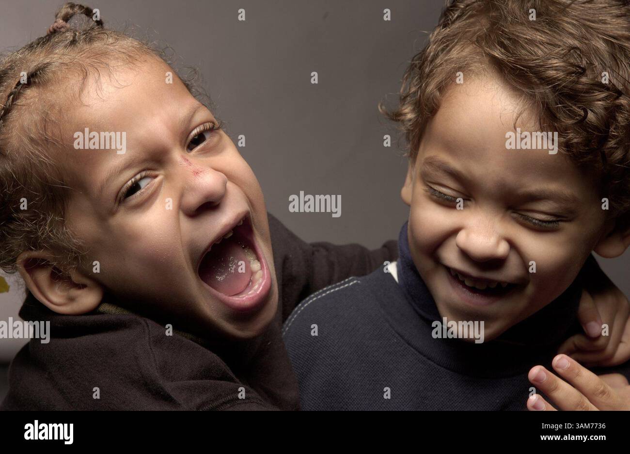 3. Februar 2006: Die vier Jahre alten Zwillinge Rashel, links, und Kalem Hoppszallern aus Oak Park, Illinois, posieren zum Fotografieren, 3. Februar 2006. Die Zwillingsgeburtenrate ist aufgrund von Fruchtbarkeitsbehandlungen und einer Zunahme der Zahl älterer Mütter rasch gestiegen, wobei fast 1 von 30 amerikanischen Babys mittlerweile als Teil eines Paares geboren wird. (John Dziekan/Chicago Tribune/KRT) (Bild: © John Dziekan/mct/ZUMAPRESS.com) Stockfoto