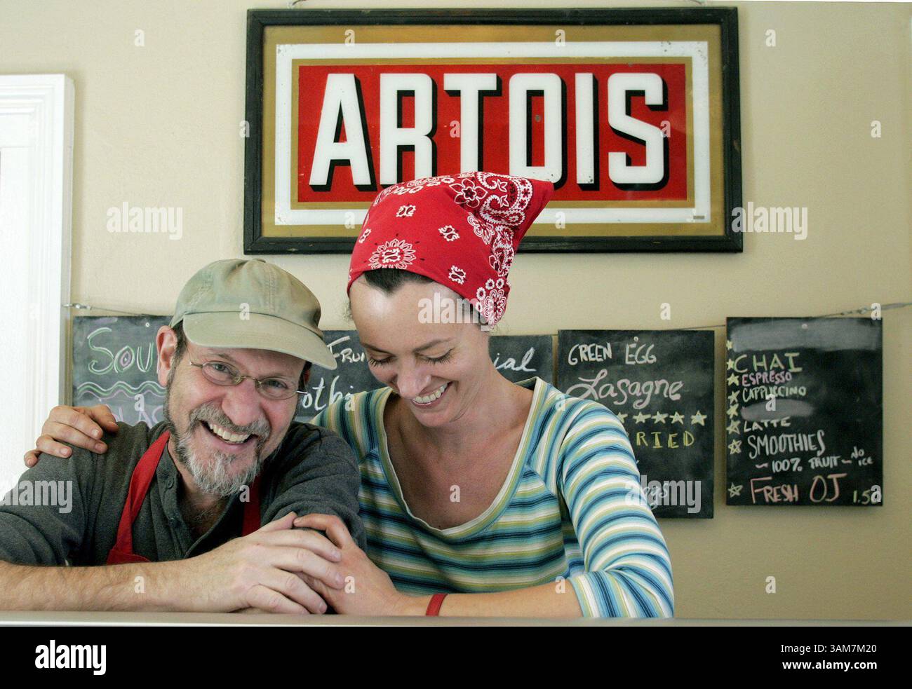 11. März 2006 – USA – Jack und Lisa Copeland zogen von Santa Fe, New Mexico, nach Marfa, Texas, und haben das Austin Street Cafe eröffnet, wo sie an den Wochenenden einzigartige Speisen und Kaffee servieren. (Jill Johnson/Fort Worth Star-Telegram/KRT) (Kreditbild: © Jill Johnson/mct/ZUMAPRESS.com) Stockfoto