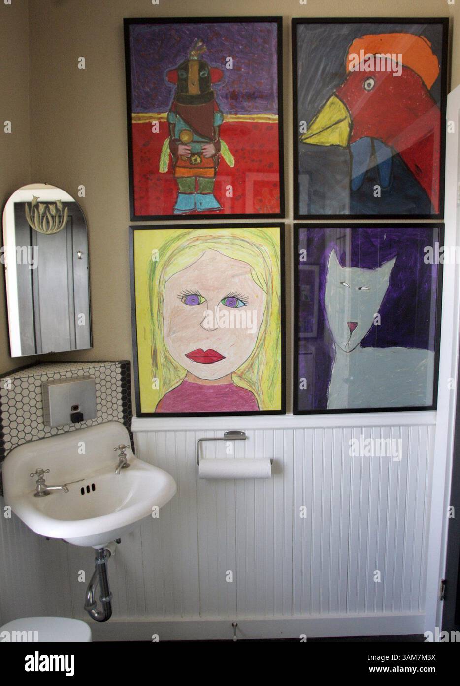 11. März 2006 – USA – das Badezimmer im Austin Street Cafe in Marfa, Texas, ist mit Kunstwerken von Schulkindern in Sante Fe, New Mexico, gefüllt. (Jill Johnson/Fort Worth Star-Telegram/KRT) (Kreditbild: © Jill Johnson/mct/ZUMAPRESS.com) Stockfoto