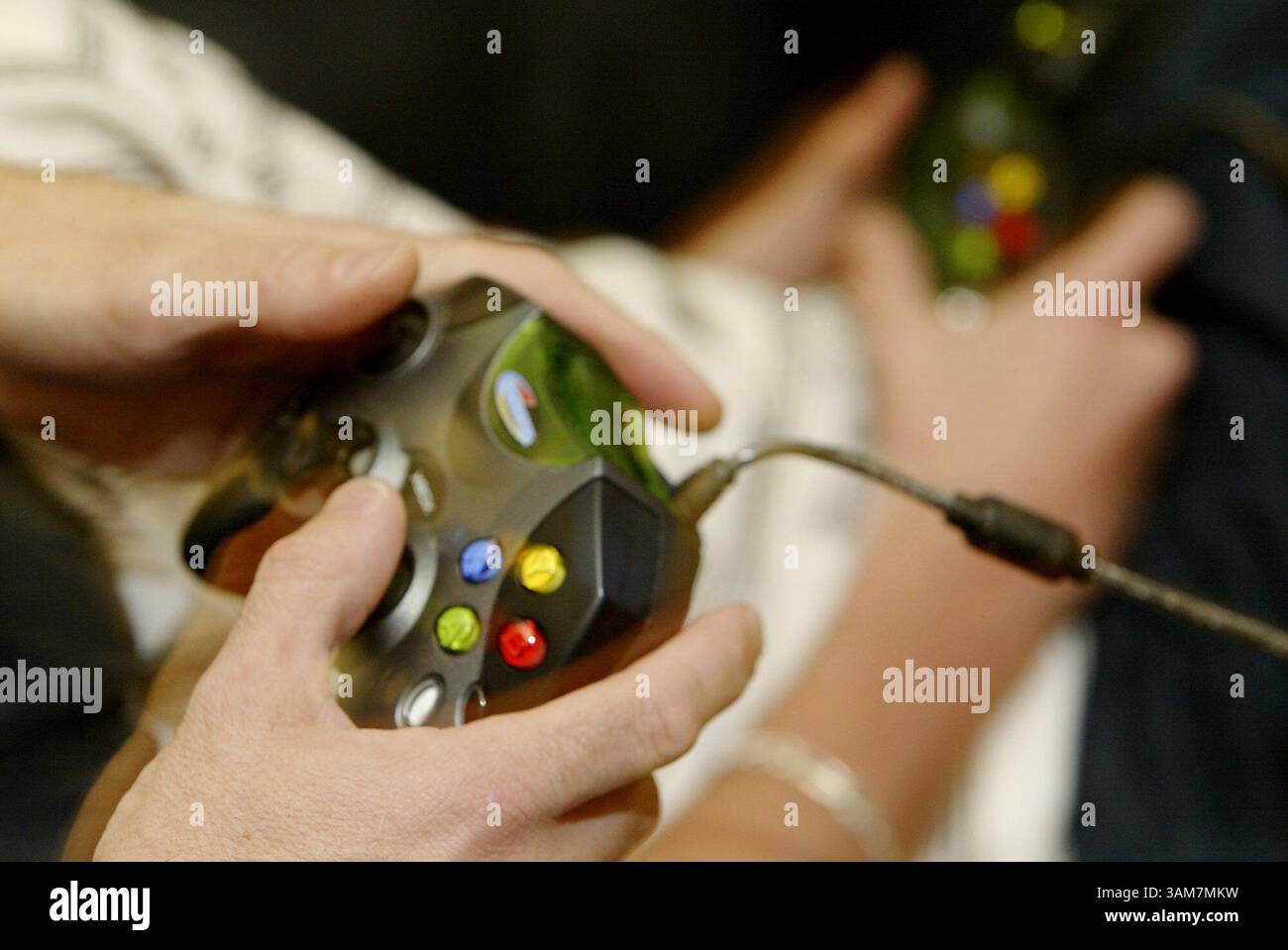 7. April 2006 – USA – die Spieler Thomas Bauer II und Thomas Bauer III üben am Sonntag, den 16. April 2006, in Cooper City, Florida, das Videospiel Halo. Das Vater-Sohn-Team verbringt jede Nacht etwa eine Stunde zusammen mit zwei anderen Teamkollegen, um sich auf einen Four-on-Four-Halo-Wettbewerb vorzubereiten, der von der Professional Gamers League of America veranstaltet wird. (Jacqueline Lydie Kazil/South Florida Sun-Sentinel/KRT) (Bild: © Jacqueline Lydie Kazil/mct/ZUMAPRESS.com) Stockfoto