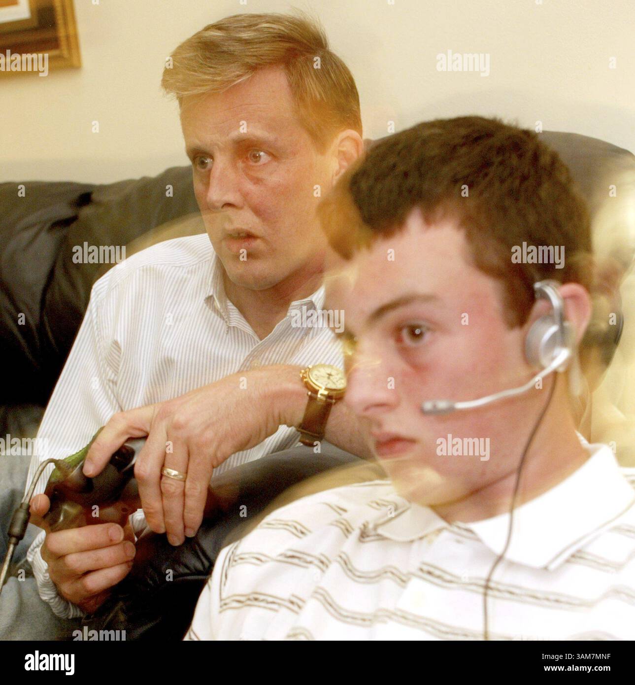 7. April 2006 – USA – die Spieler Thomas Bauer II (CQ), links, und Thomas Bauer III (CQ), rechts, üben das Videospiel Halo am Sonntag, den 16. April 2006, in ihrem Haus in Cooper City, Florida. Thomas Bauer III trägt ein Headset, um online mit anderen Spielern zu kommunizieren. Das Vater-Sohn-Team verbringt jede Nacht etwa eine Stunde zusammen mit zwei anderen Teamkollegen, um sich auf einen Four-on-Four-Halo-Wettbewerb vorzubereiten, der von der Professional Gamers League of America veranstaltet wird. (Jacqueline Lydie Kazil/South Florida Sun-Sentinel/KRT) (Bild: © Jacqueline Lydie Kazil/mct Stockfoto