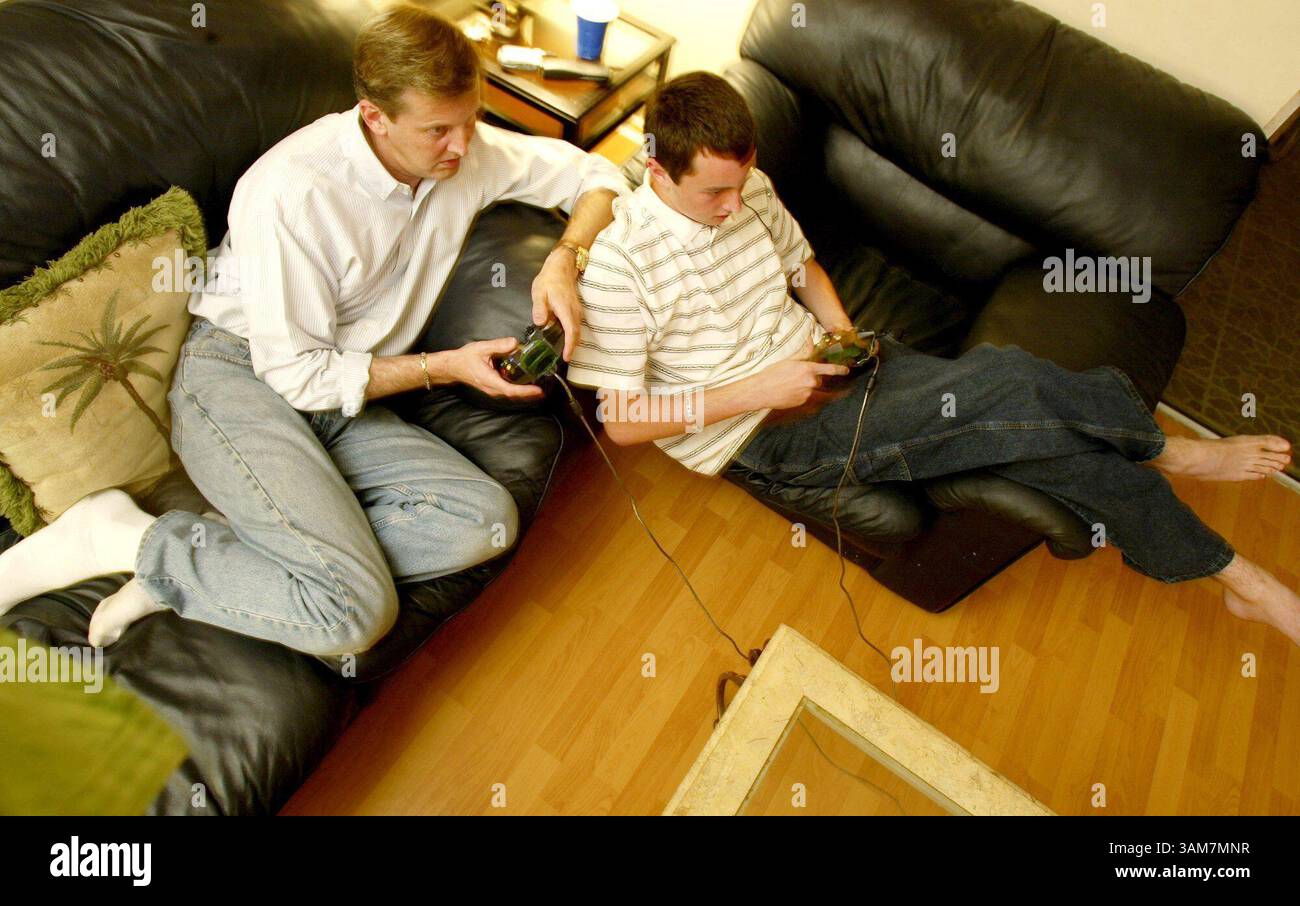 7. April 2006 – USA – die Spieler Thomas Bauer II (links) und Thomas Bauer III (rechts) üben das Videospiel Halo in ihrem Haus in Cooper City, Florida, am Sonntag, den 16. April 2006. Das Vater-Sohn-Team verbringt jede Nacht etwa eine Stunde zusammen mit zwei anderen Teamkollegen, um sich auf einen Four-on-Four-Halo-Wettbewerb vorzubereiten, der von der Professional Gamers League of America veranstaltet wird. (Jacqueline Lydie Kazil/South Florida Sun-Sentinel/KRT) (Bild: © Jacqueline Lydie Kazil/mct/ZUMAPRESS.com) Stockfoto