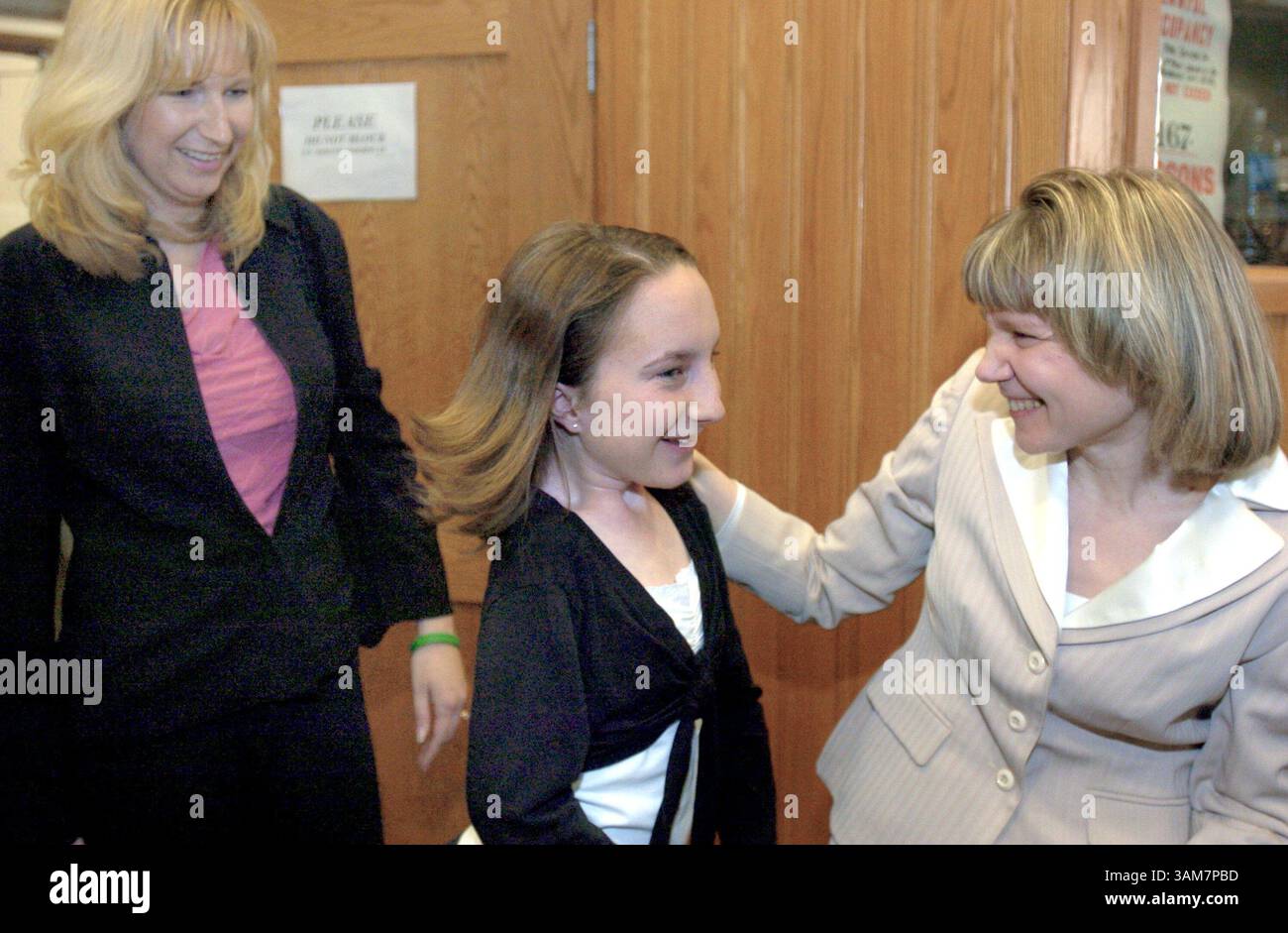 21. April 2006 – USA – Jennifer Snow beobachtet ihre Tochter Stephanie Snow, 14, aus Santa Maria, Kalifornien. (Mitte) wird von Dr. Eileen Shore, Co-Direktorin des Center for Research in FOP, vor einer Pressekonferenz am Freitag, den 21. April 2006 in Phialdelphia, Pennsylvania, begrüßt. (Akira Suwa/Philadelphia Inquirer/KRT) (Kreditbild: © Akira Suwa/mct/ZUMAPRESS.com) Stockfoto