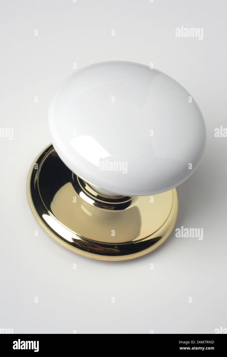26. April 2006 - USA - Dies ist ein nicht verriegelbarer Schrankknopf aus Porzellan und Messing von Lowe's Hardware. Eine Vielzahl von Türknöpfen für jeden Teil eines Hauses kann aus vielen verschiedenen Quellen stammen, einschließlich Antiquitätenläden, großen Eisenwarengeschäften und kleineren Fachgeschäften für Hardware und Einrichtungsgegenstände. (Chas Metivier/Orange County Register/KRT) (Kreditbild: © Chas Metivier/mct/ZUMAPRESS.com) Stockfoto